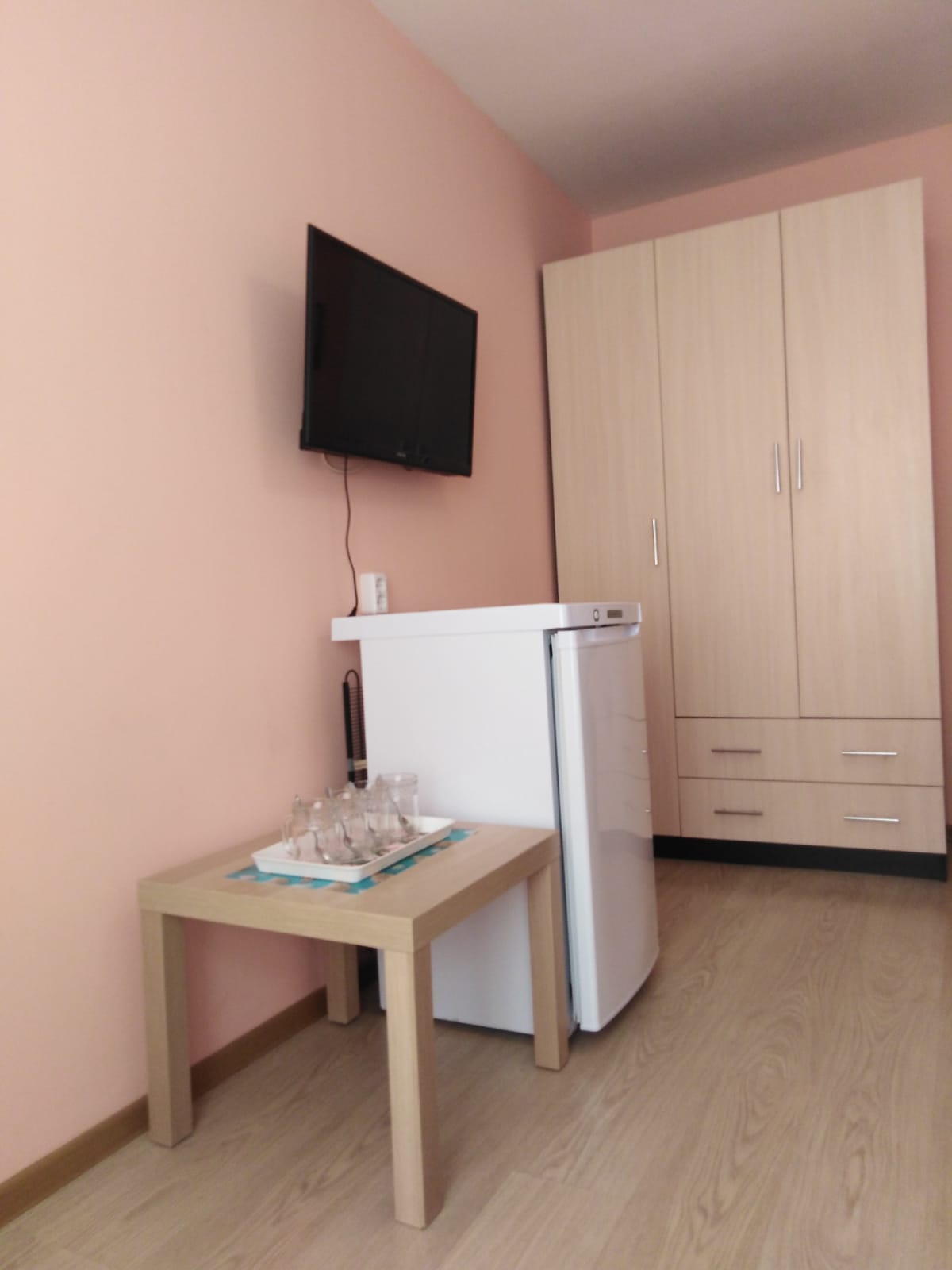 Четырехместный номер с собственной ванной комнатой вне номера