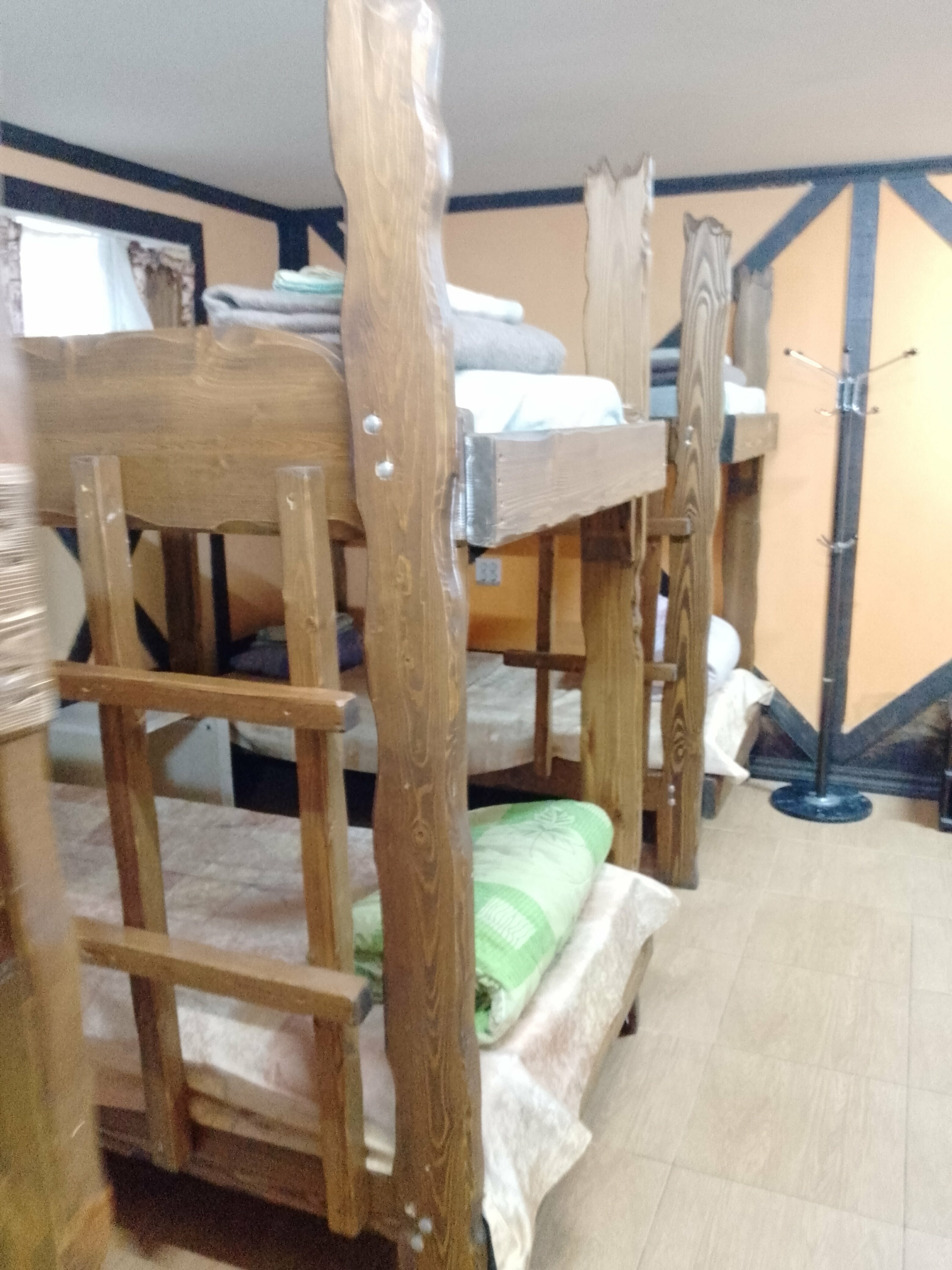 Кровать в общем 8-местном номере для мужчин и женщин