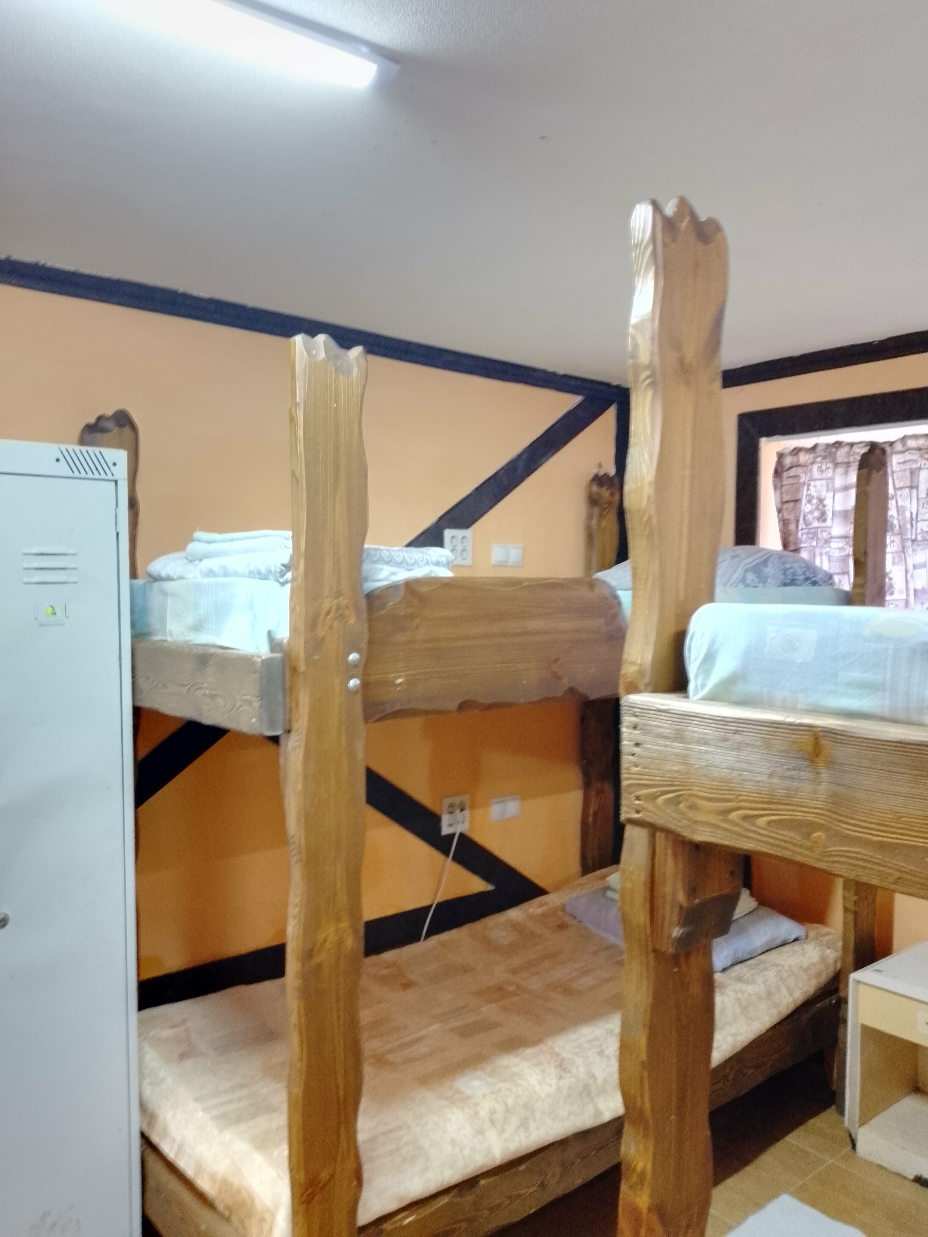 Кровать в общем 8-местном номере для мужчин и женщин