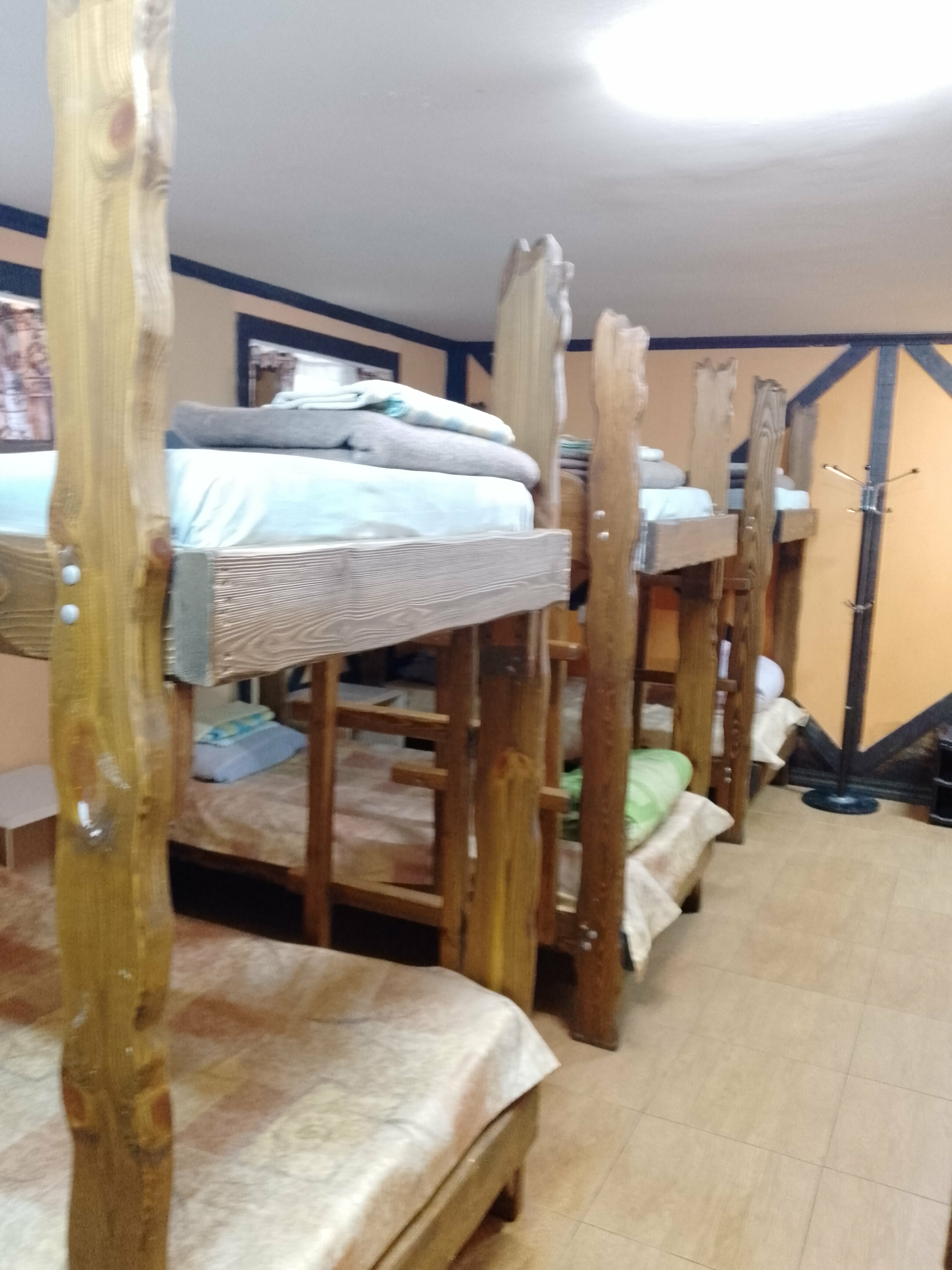 Кровать в общем 8-местном номере для мужчин и женщин