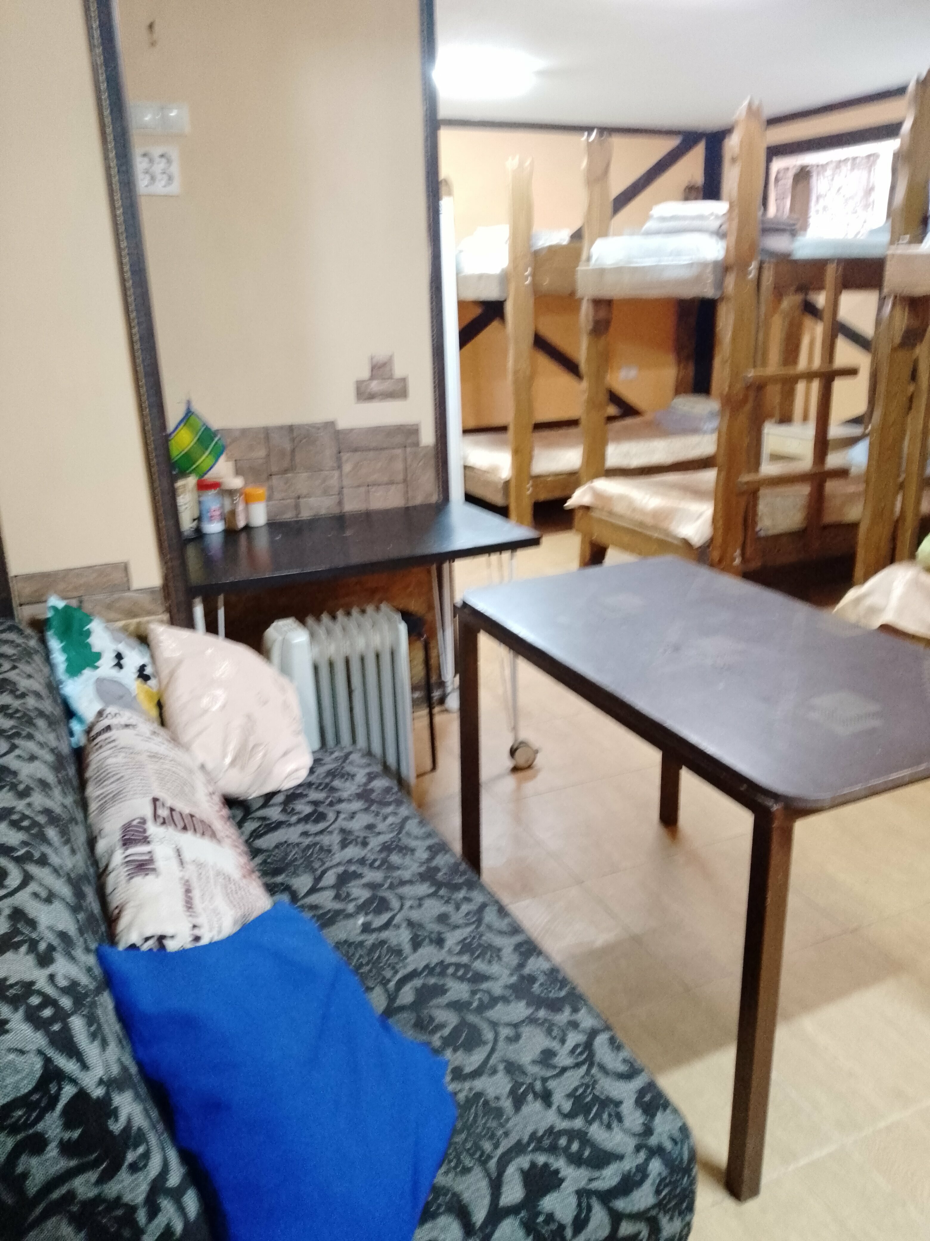 Кровать в общем 8-местном номере для мужчин и женщин