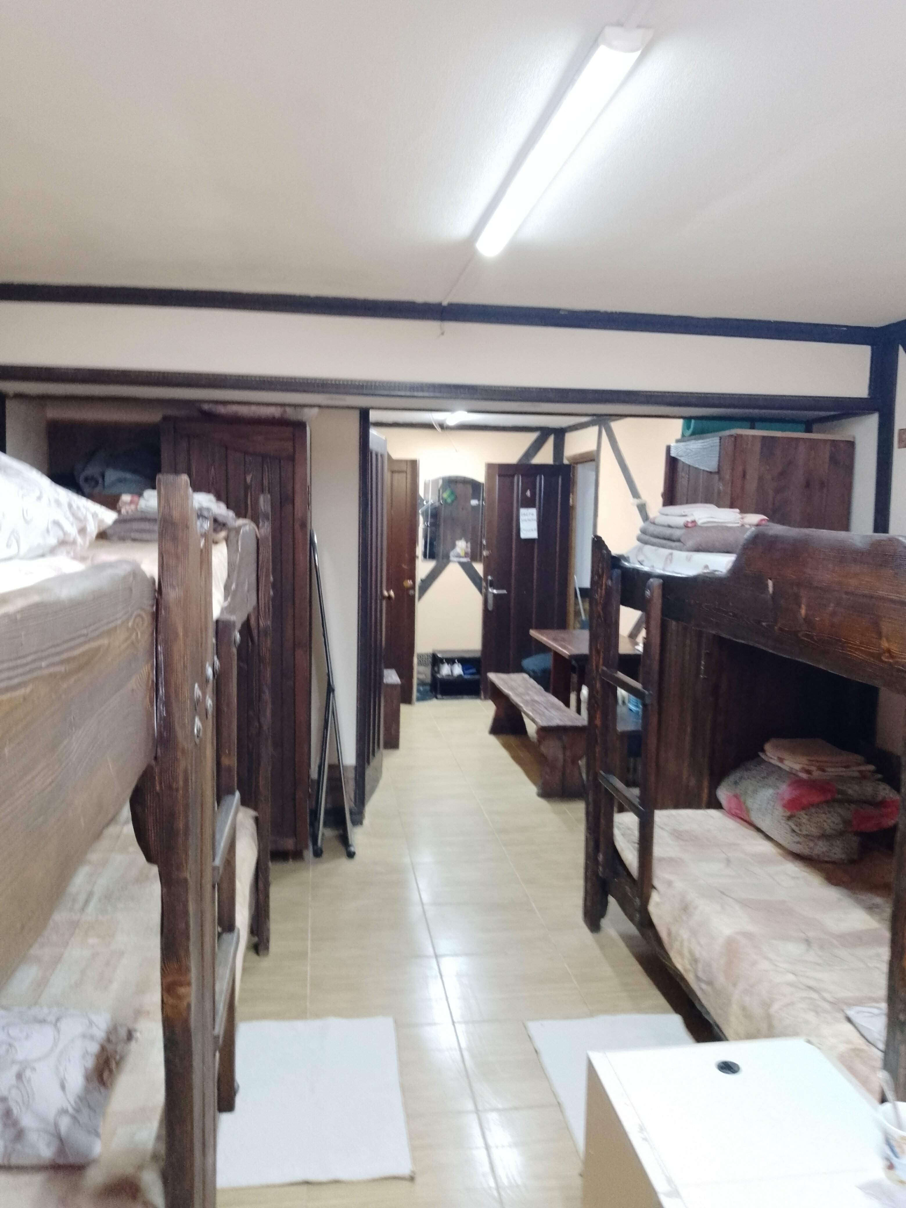 Кровать в общем 8-местном номере для мужчин и женщин