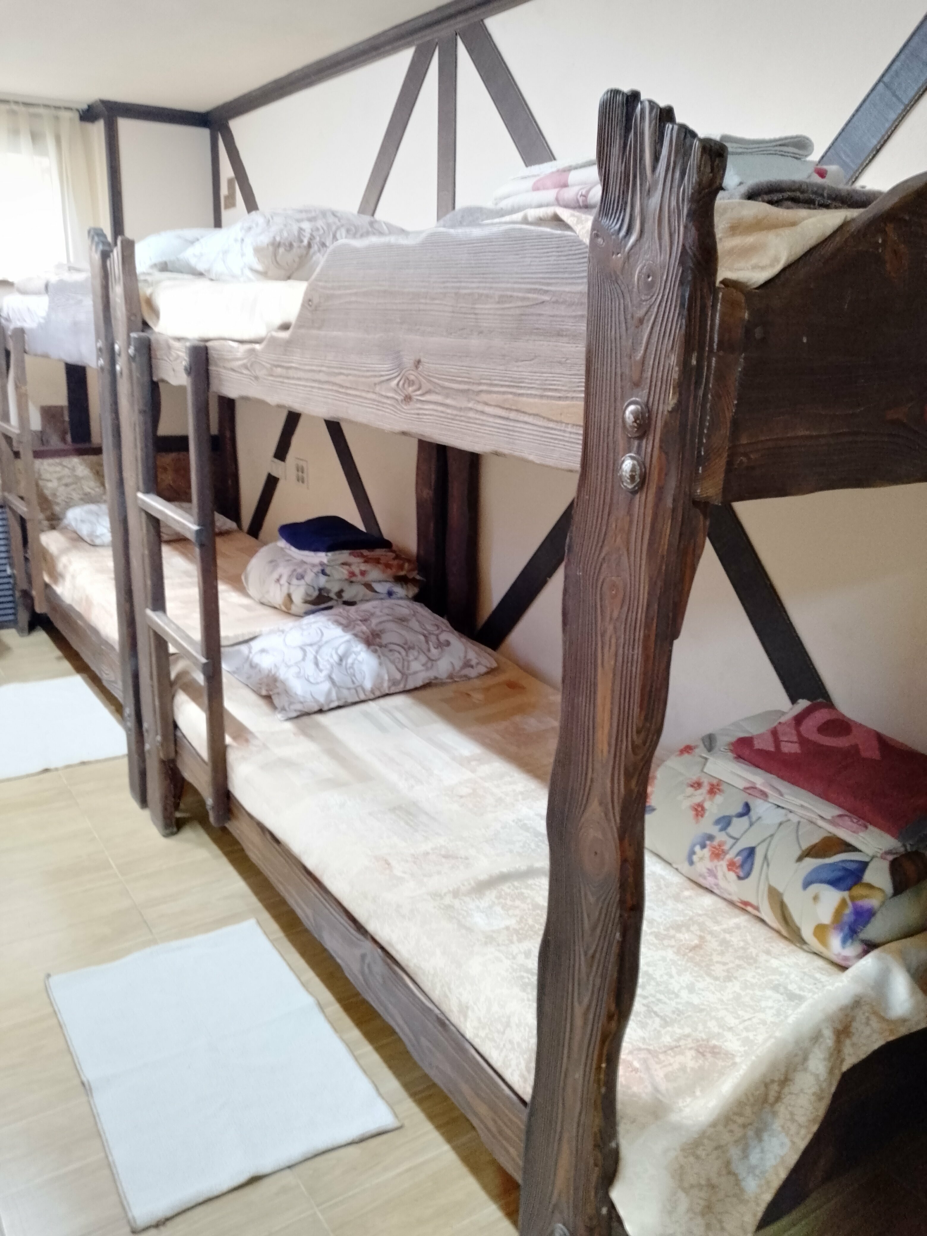 Кровать в общем 8-местном номере для мужчин и женщин