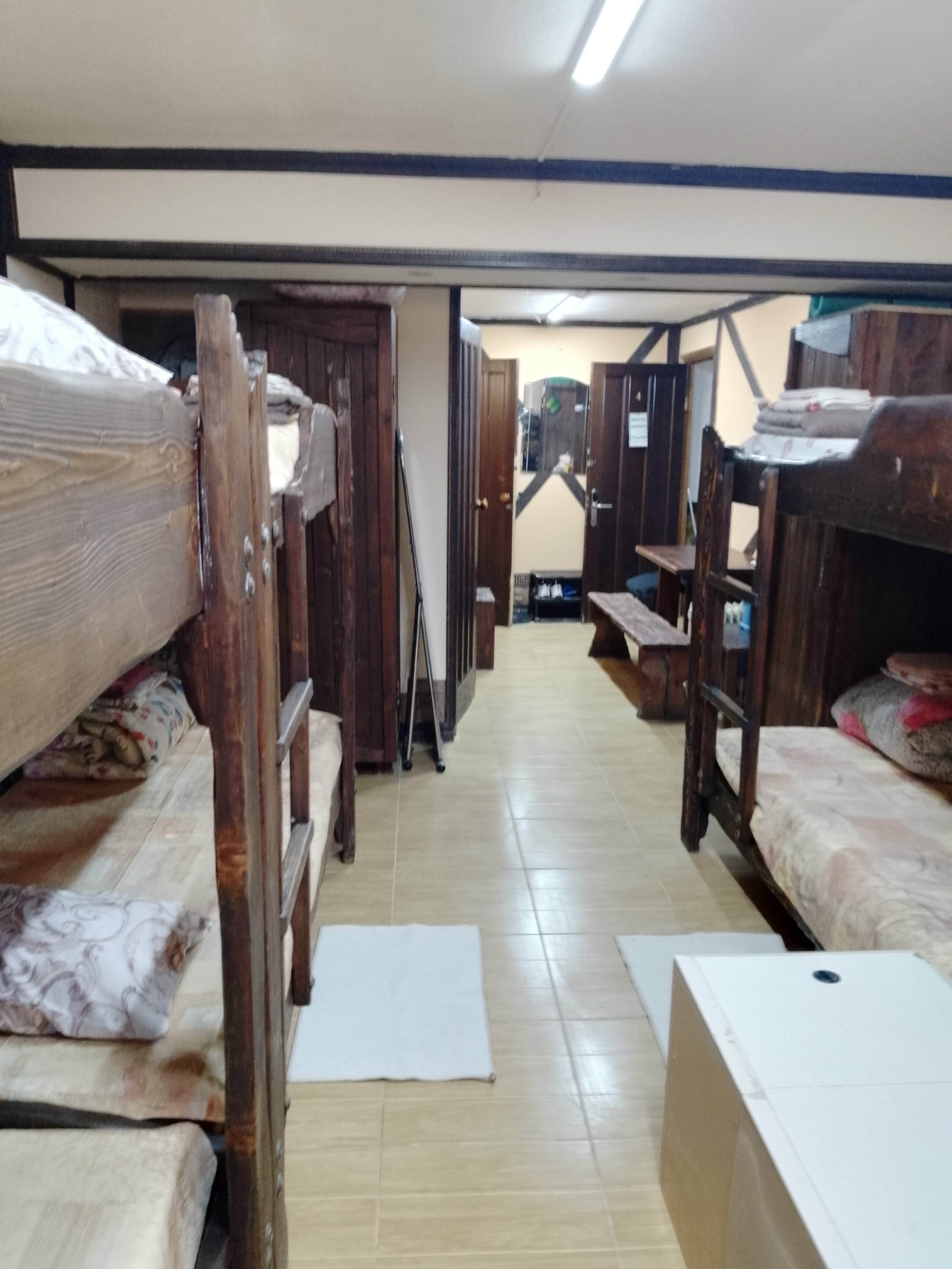 Кровать в общем 8-местном номере для мужчин и женщин