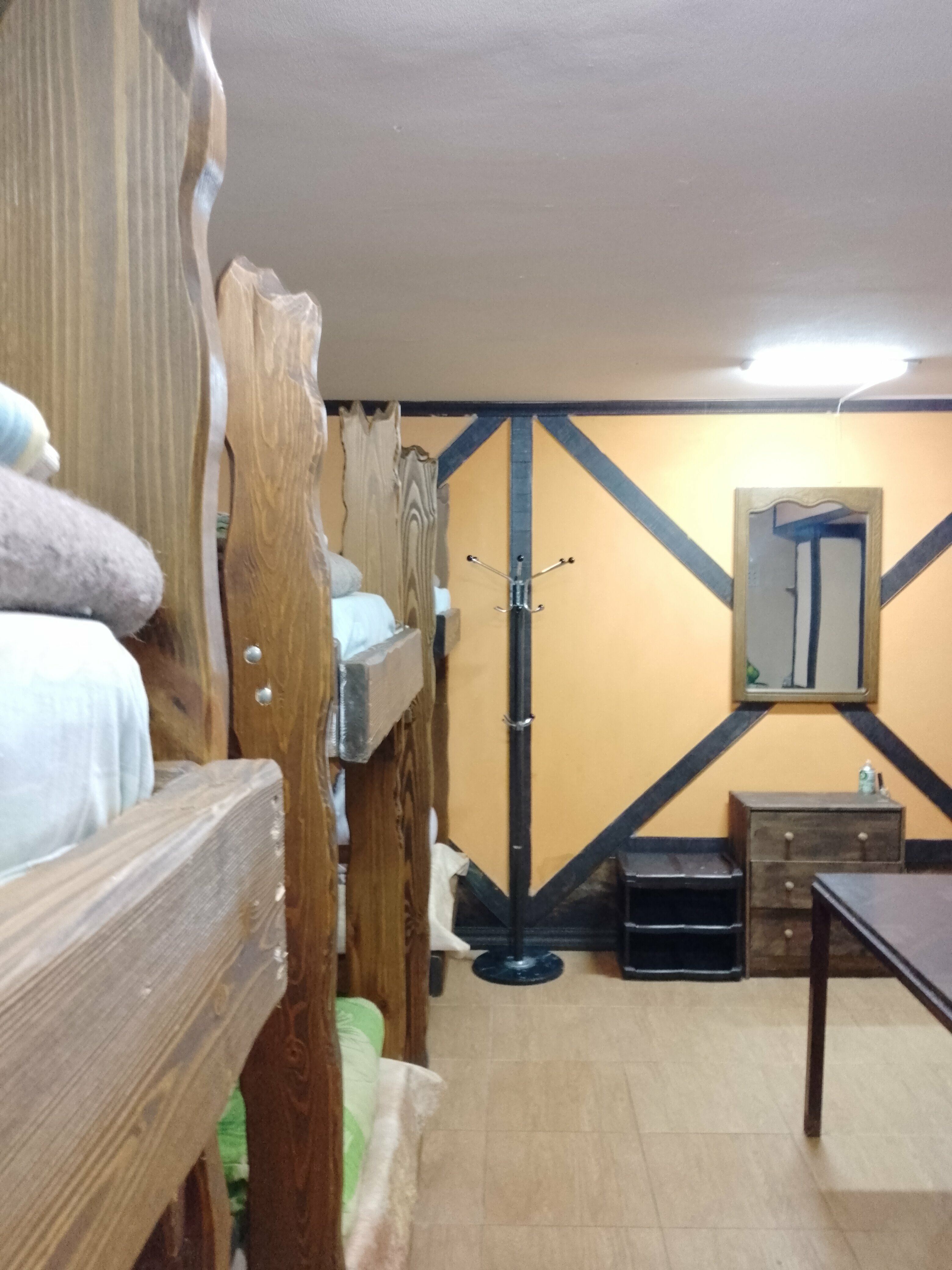 Кровать в общем 8-местном номере для мужчин и женщин