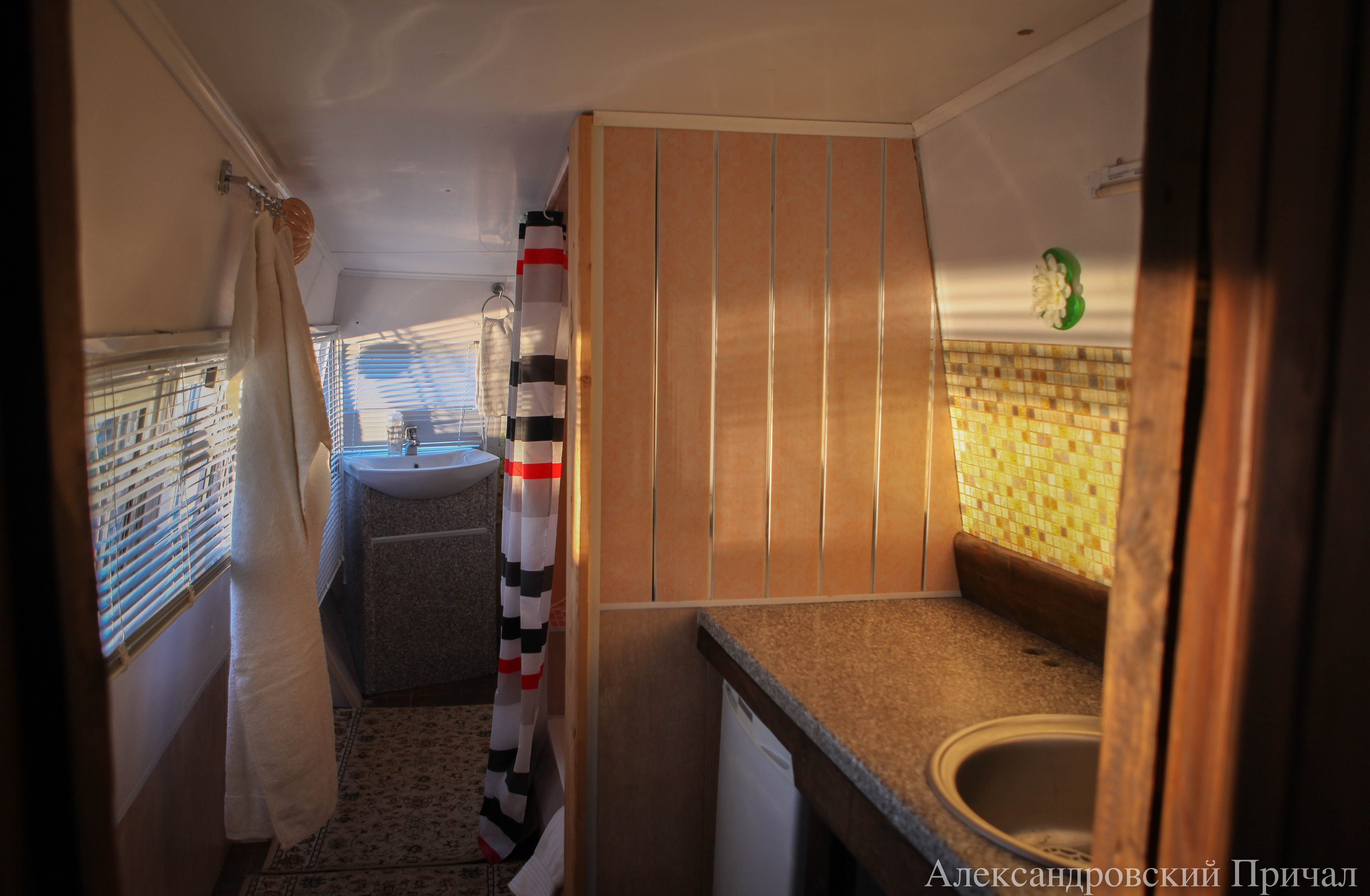 Трехместный номер с собственной ванной комнатой вне номера