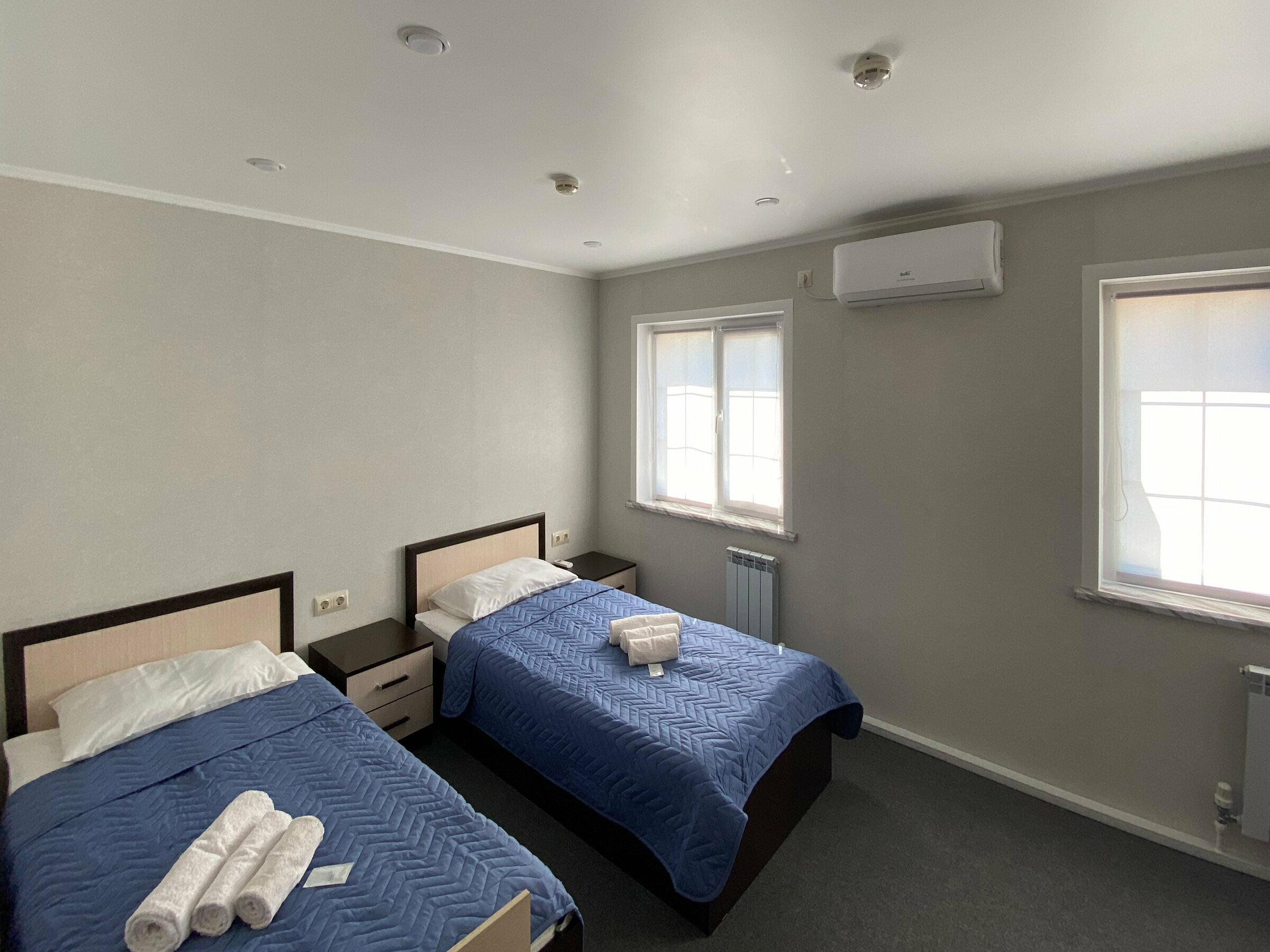 Двухместный номер с 2 отдельными кроватями и общей ванной комнатой