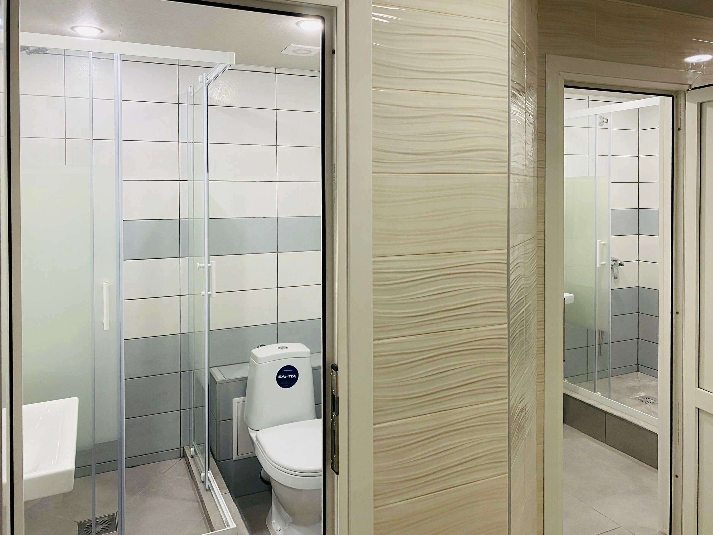 Двухместный номер с 2 отдельными кроватями и общей ванной комнатой