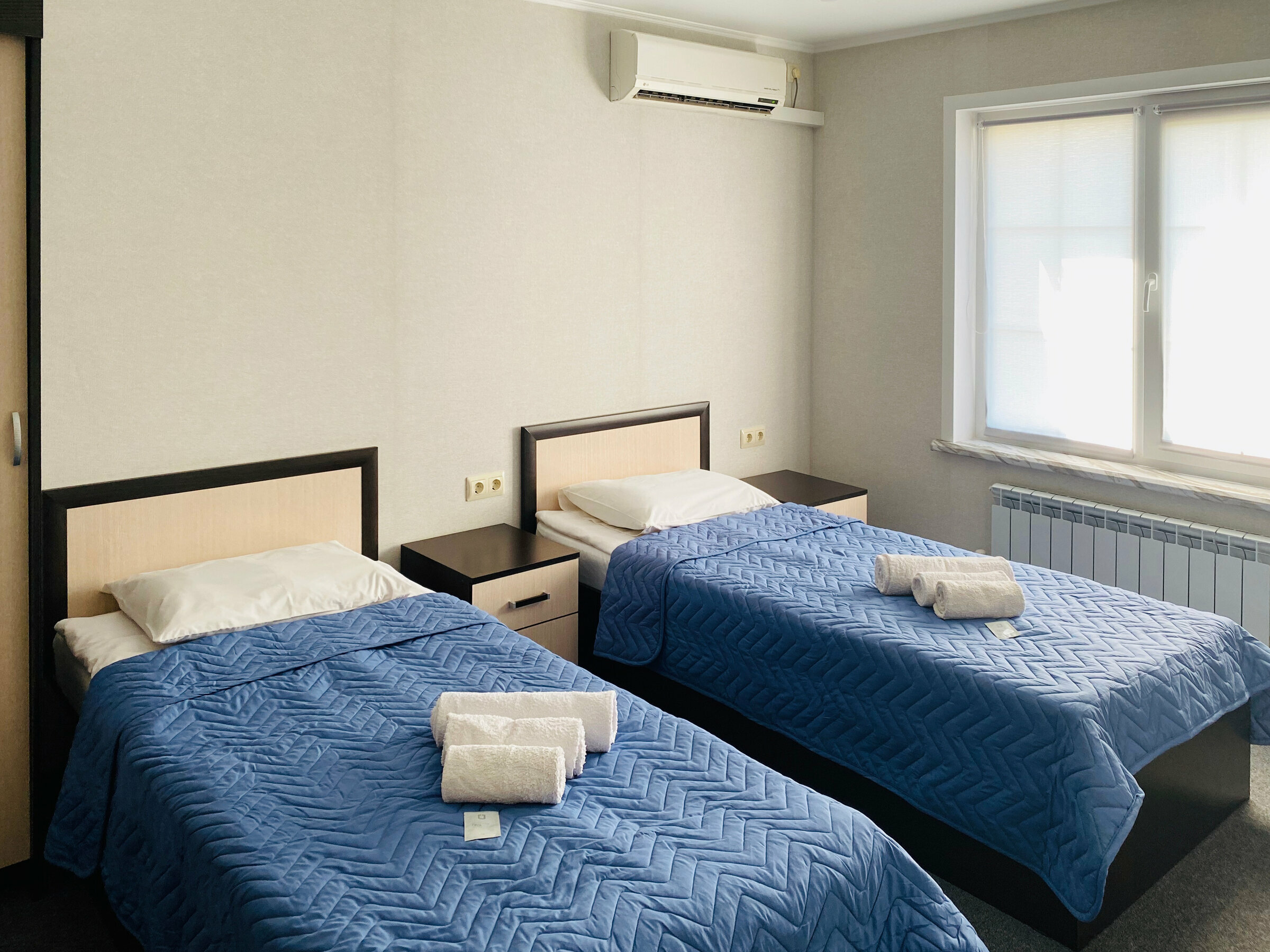 Двухместный номер с 2 отдельными кроватями и общей ванной комнатой