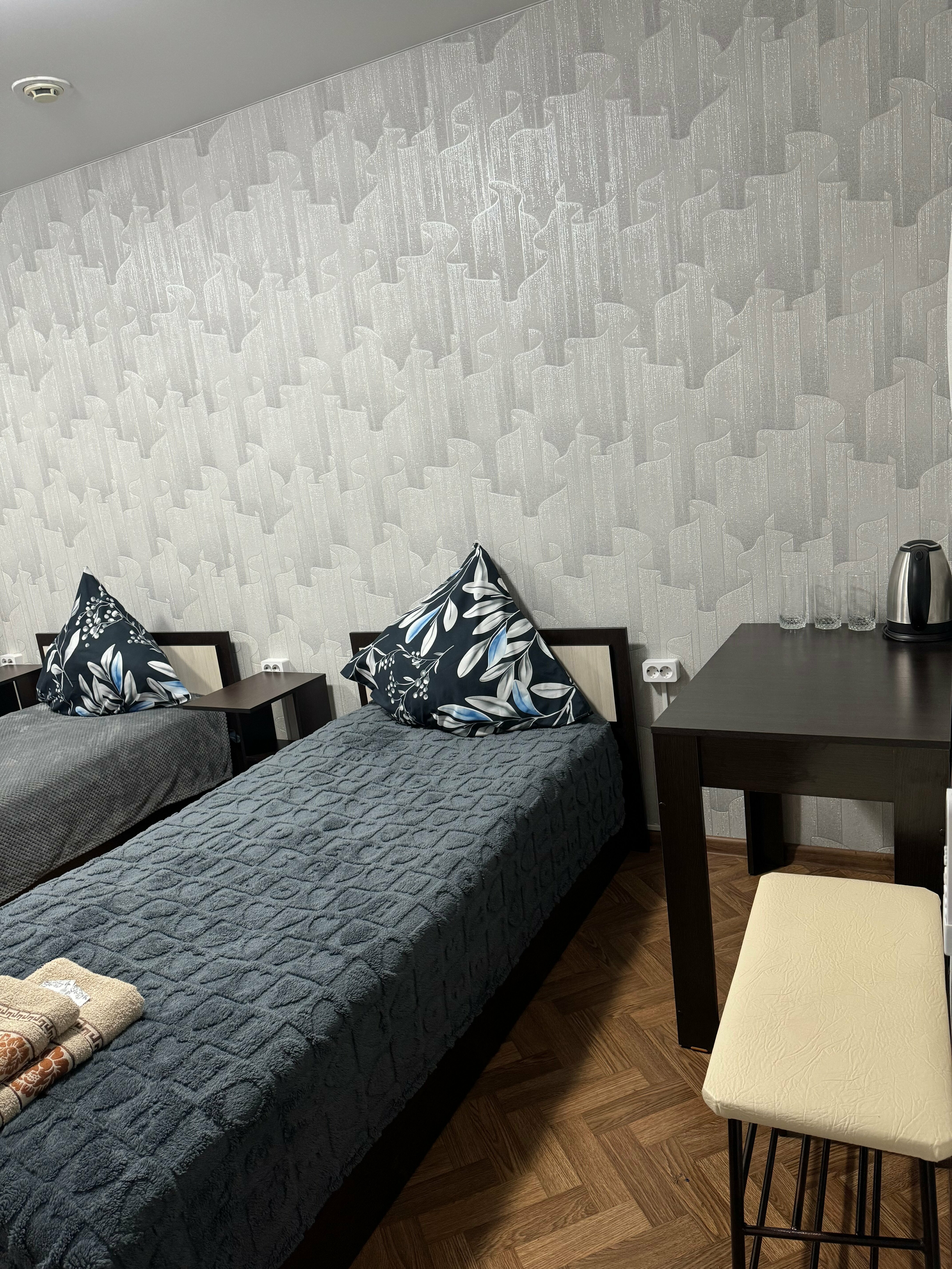 Двухместный номер с 2 отдельными кроватями и общим туалетом