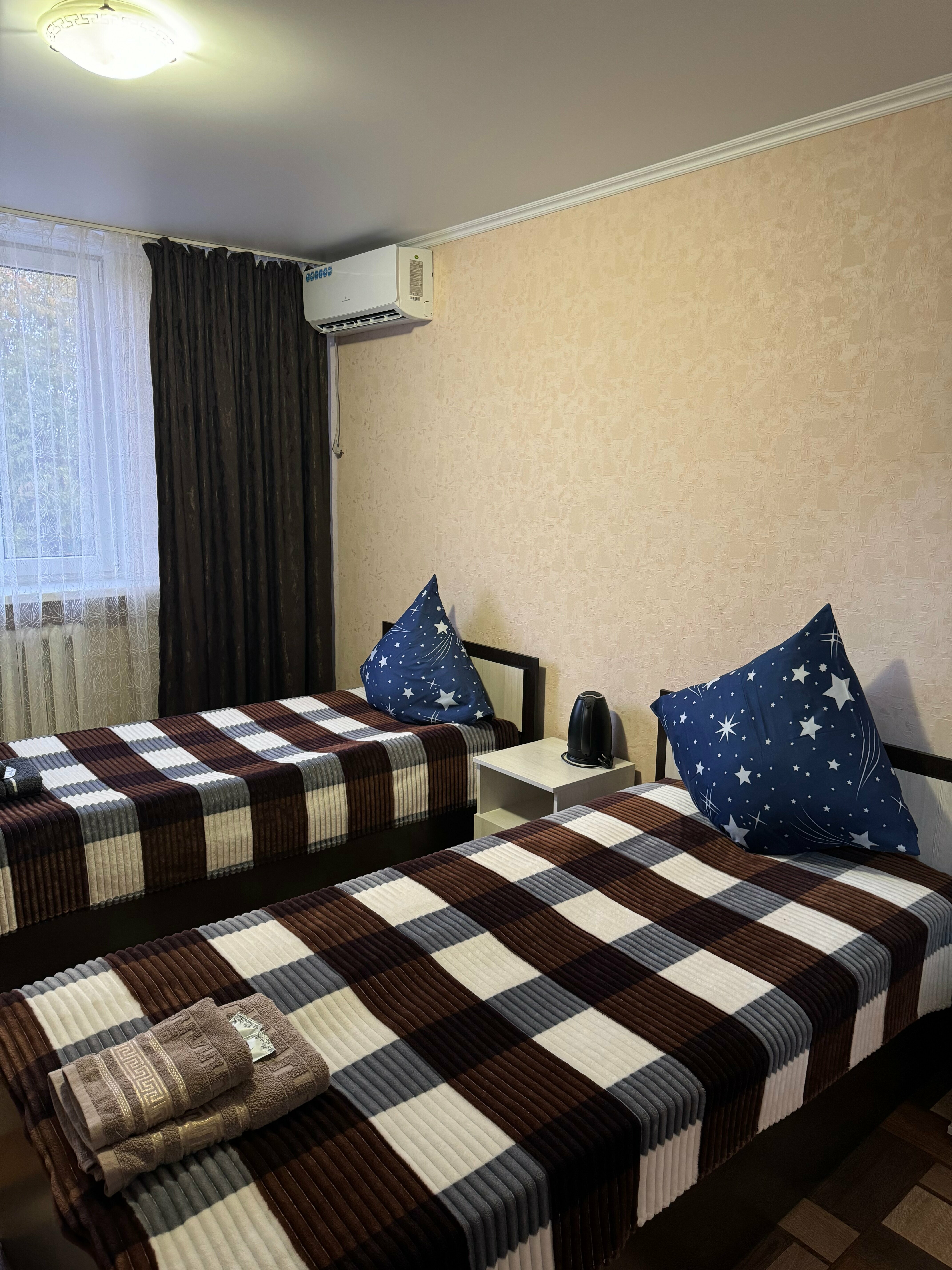 Двухместный номер с 2 отдельными кроватями и общим туалетом