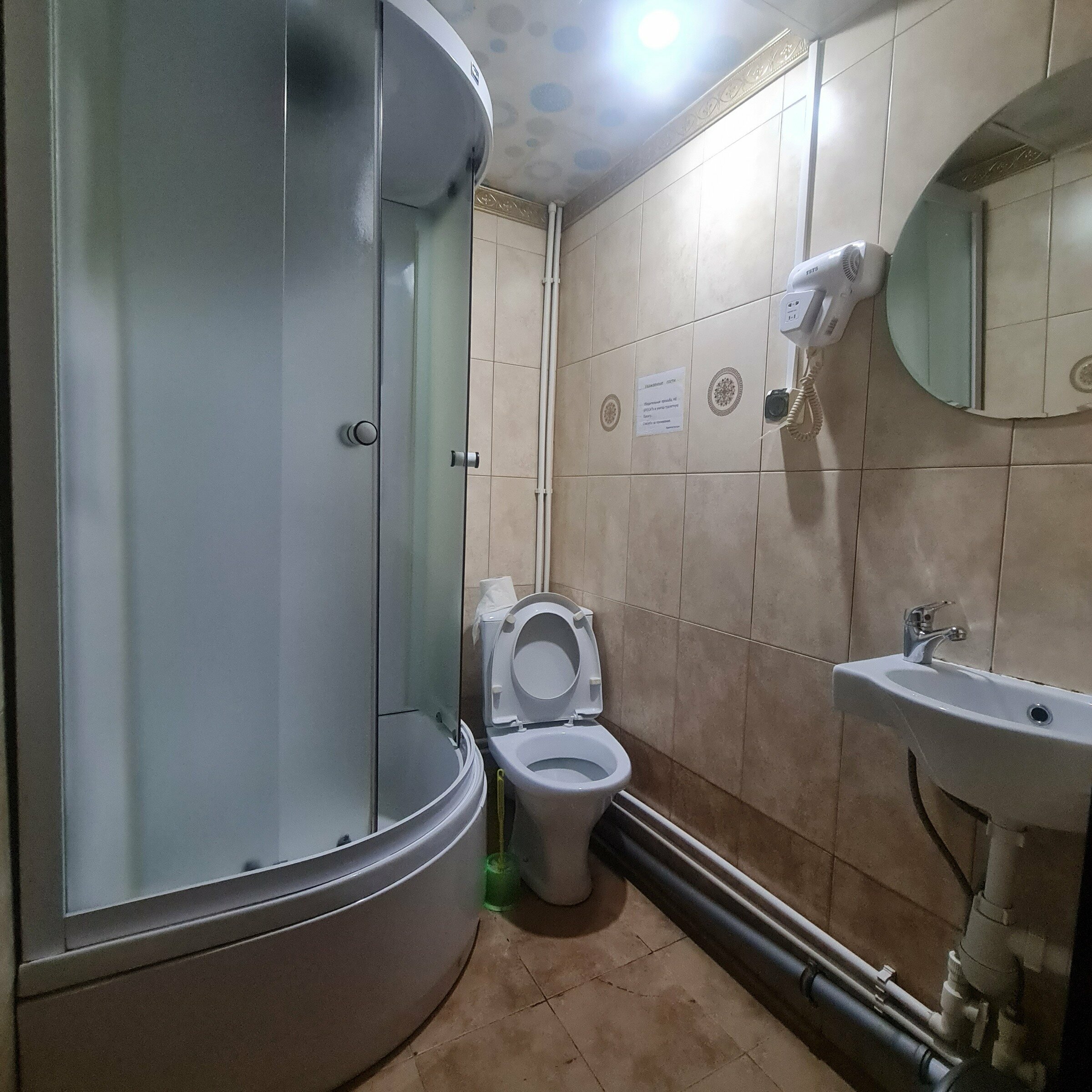 Трехместный номер «Комфорт» с душем