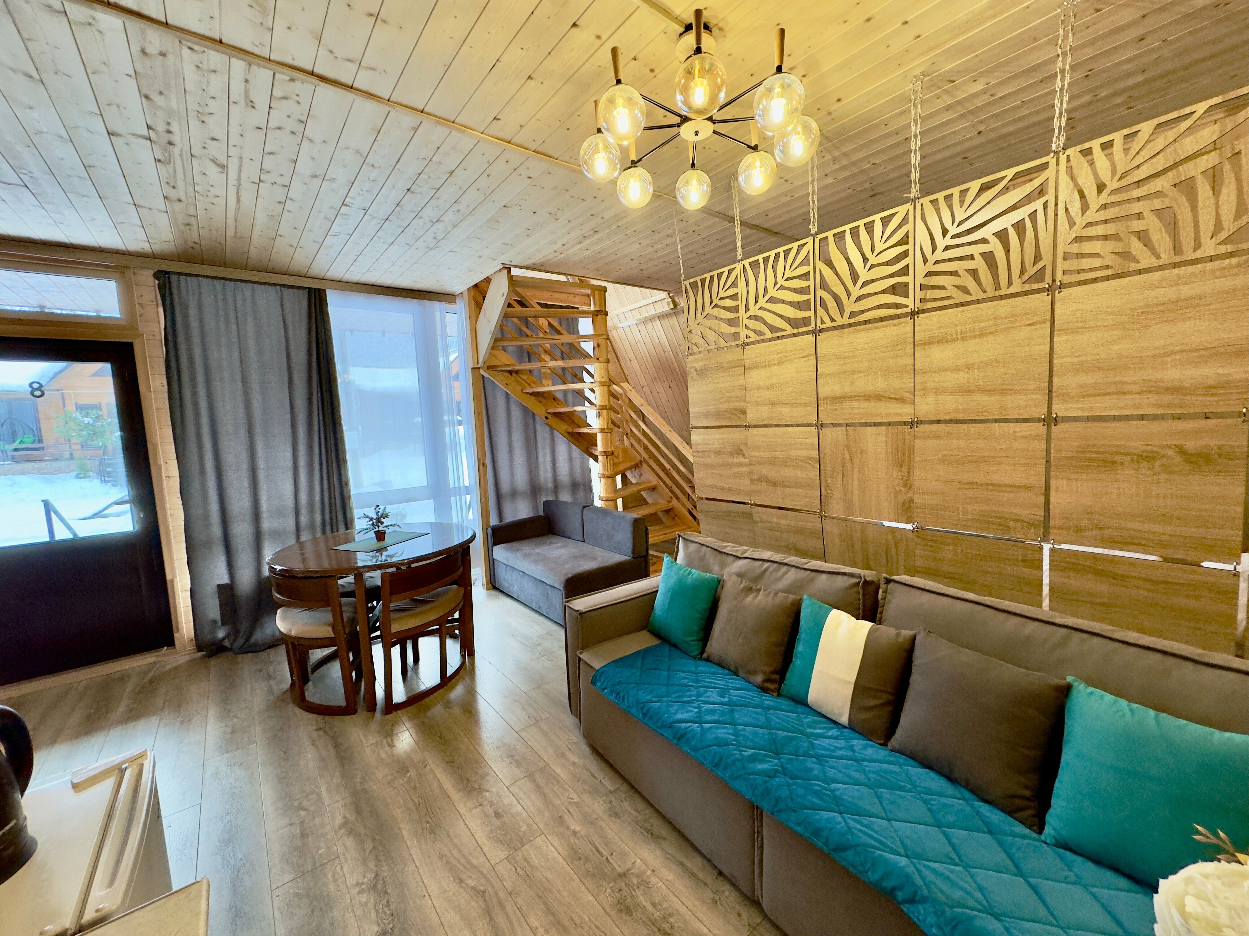 Дом с балконом