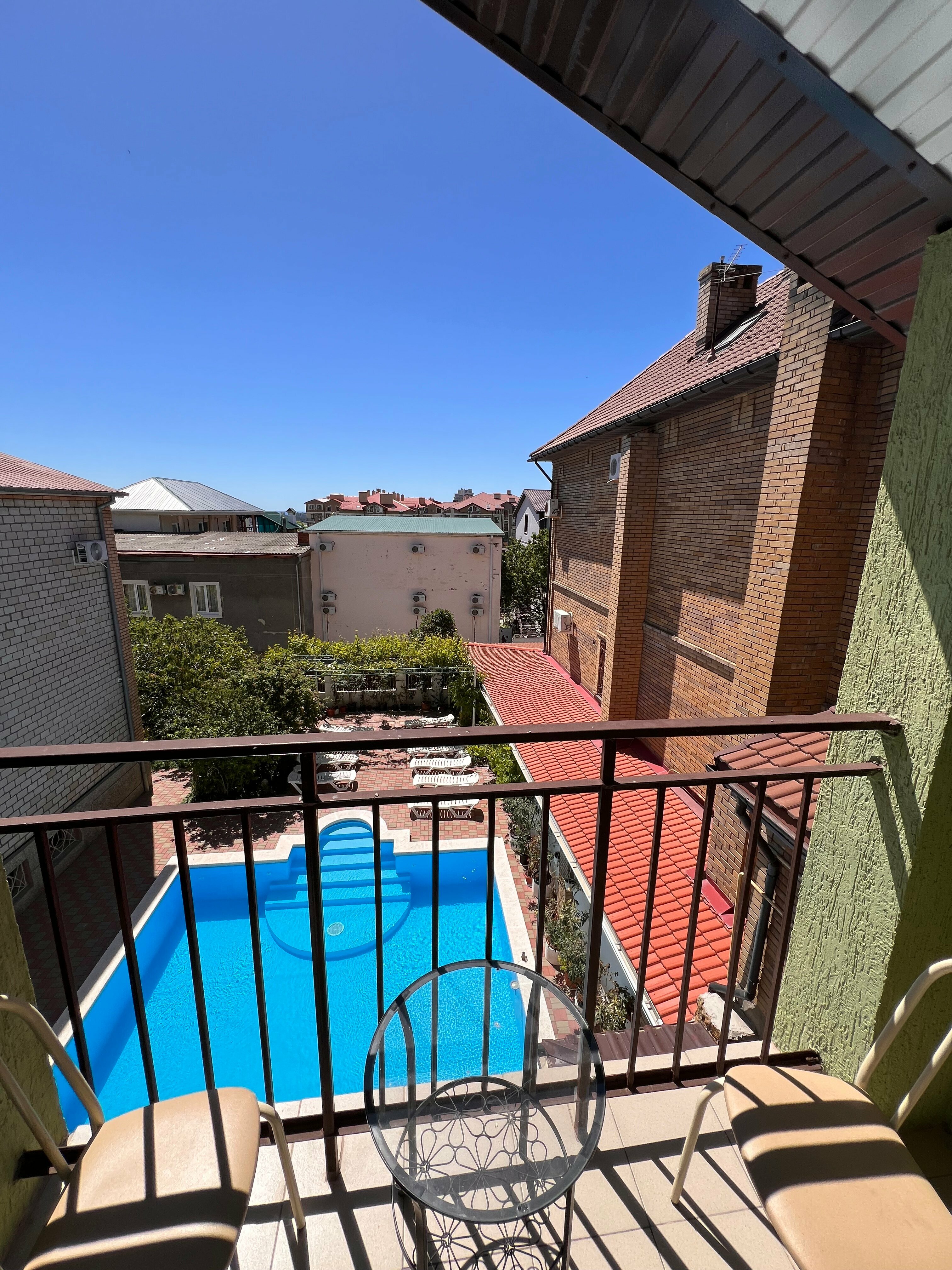 Четырехместный двухкомнатный номер с балконом на бассейн №6