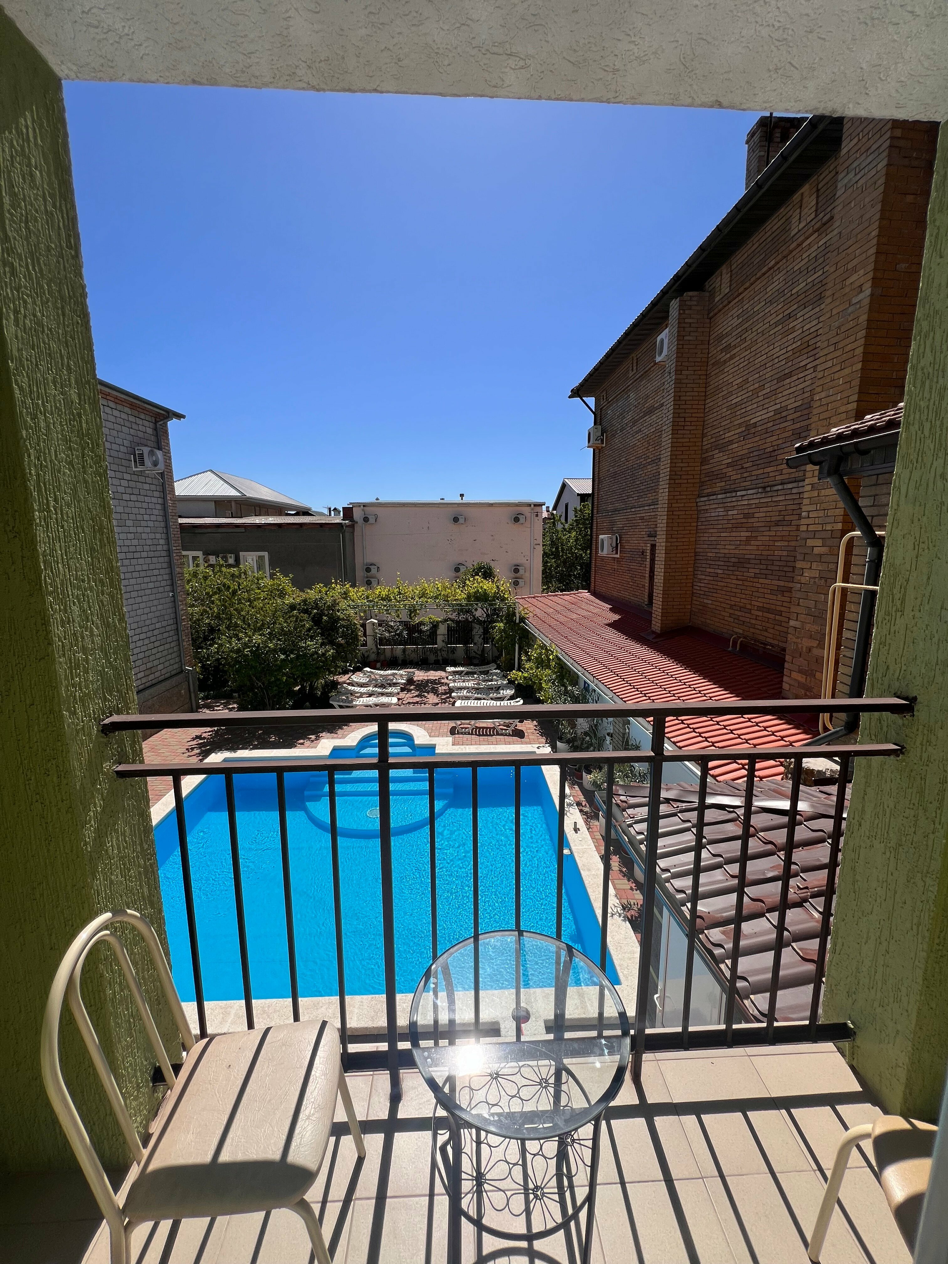 Трехместный номер с балконом на бассейн №2