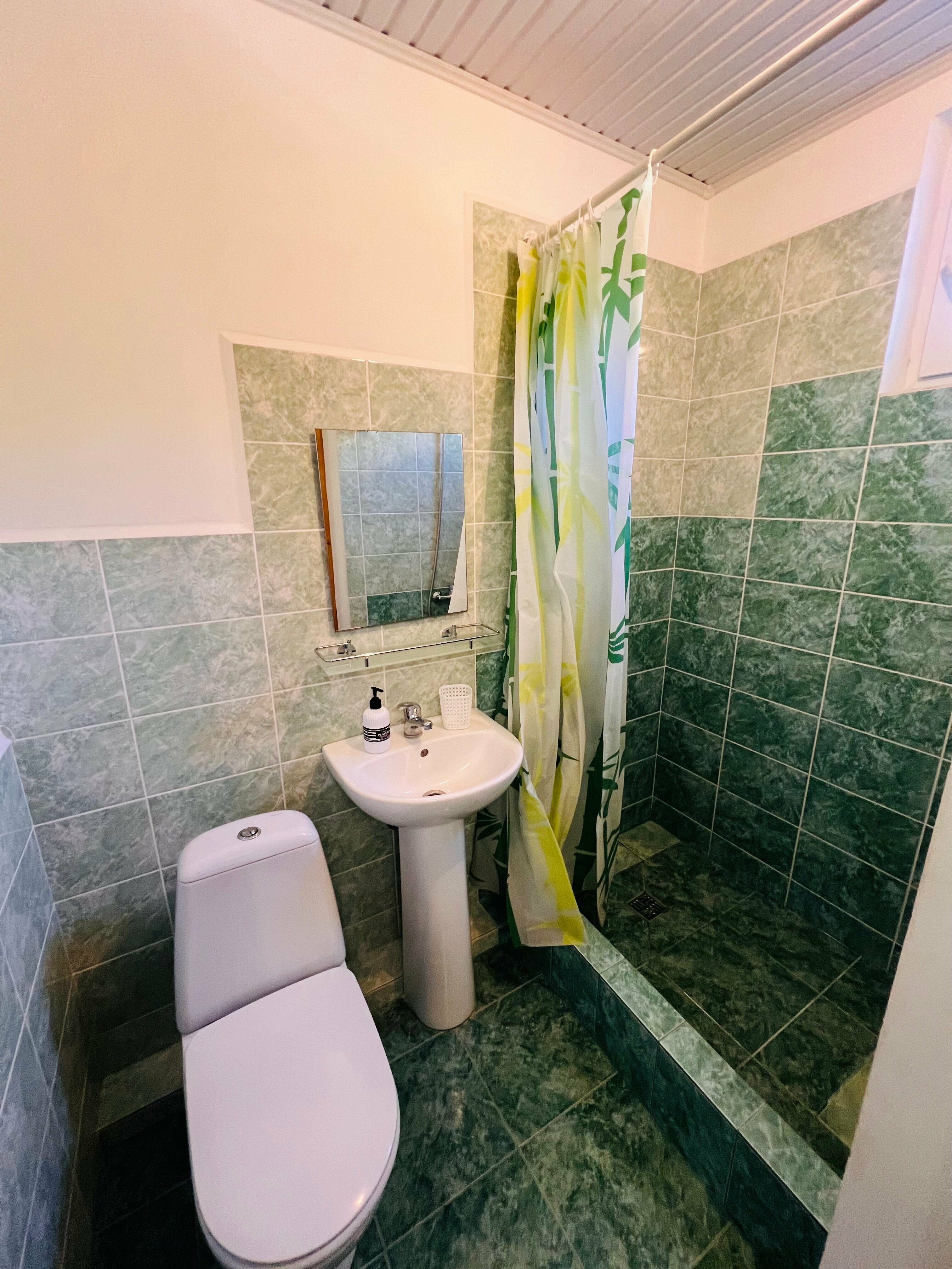 Четырехместный однокомнатный номер с видом на сад №4