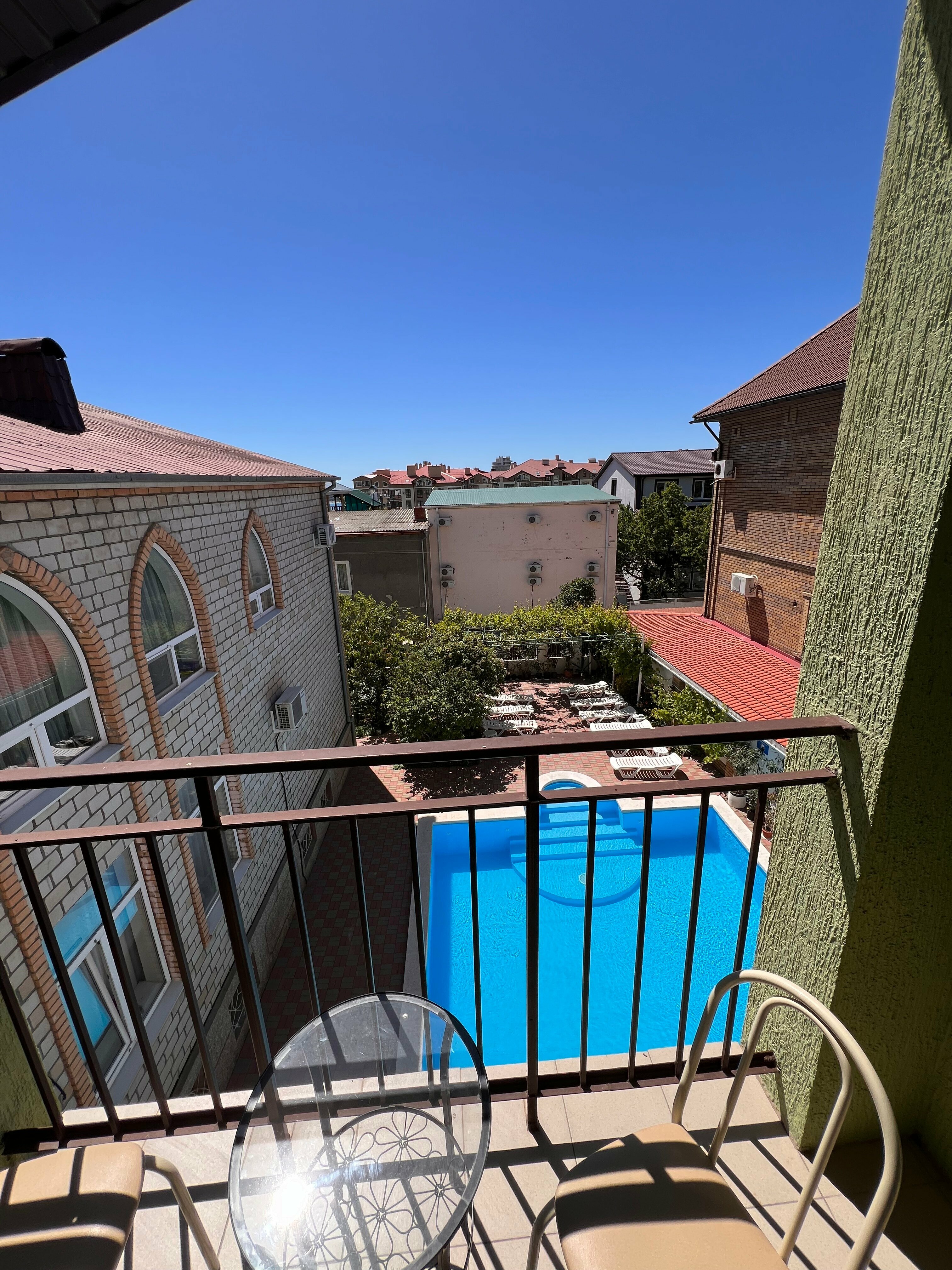 Четырехместный двухкомнатный номер с балконом на бассейн №5