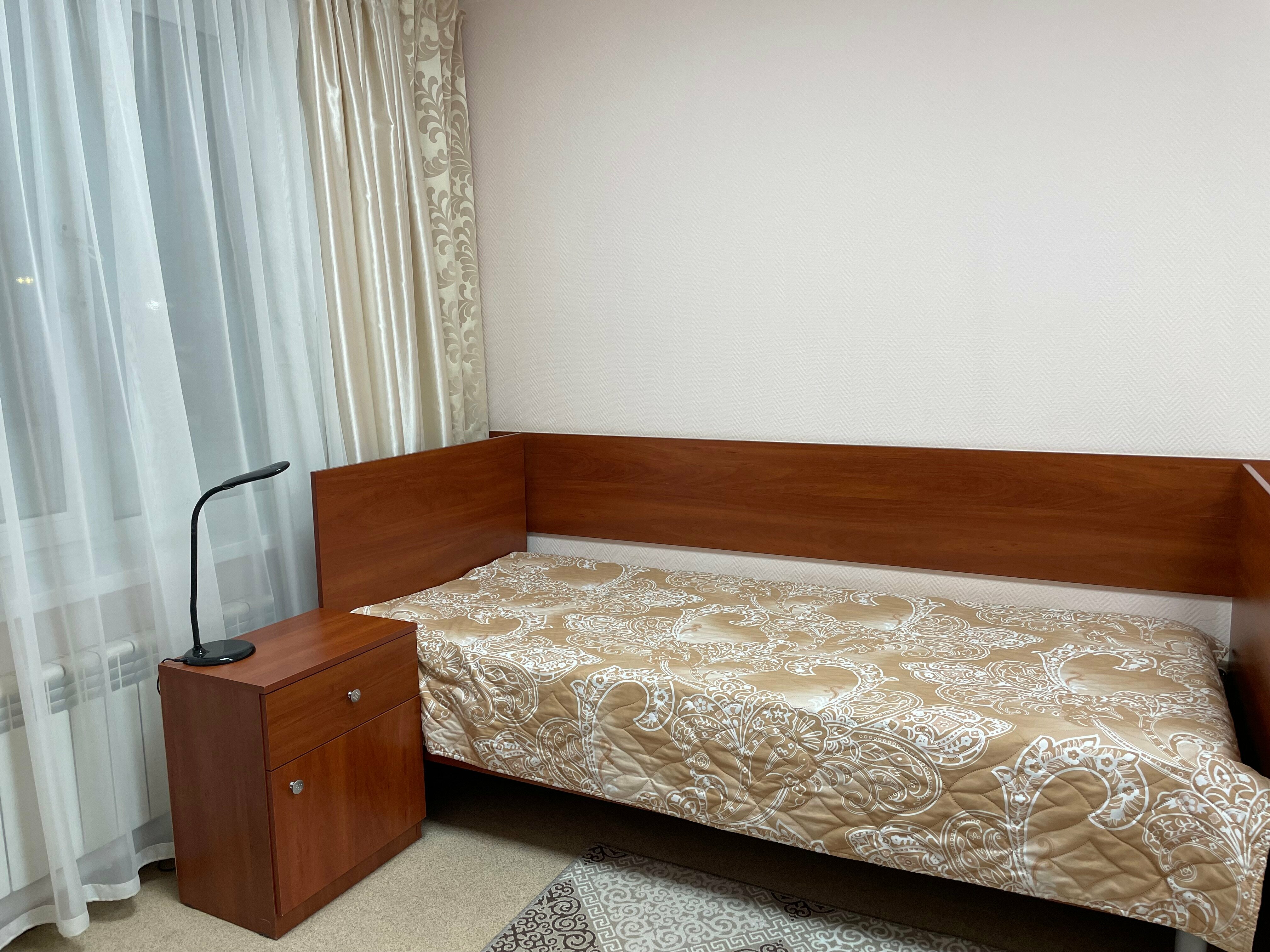 Односпальная кровать в общем номере для мужчин и женщин