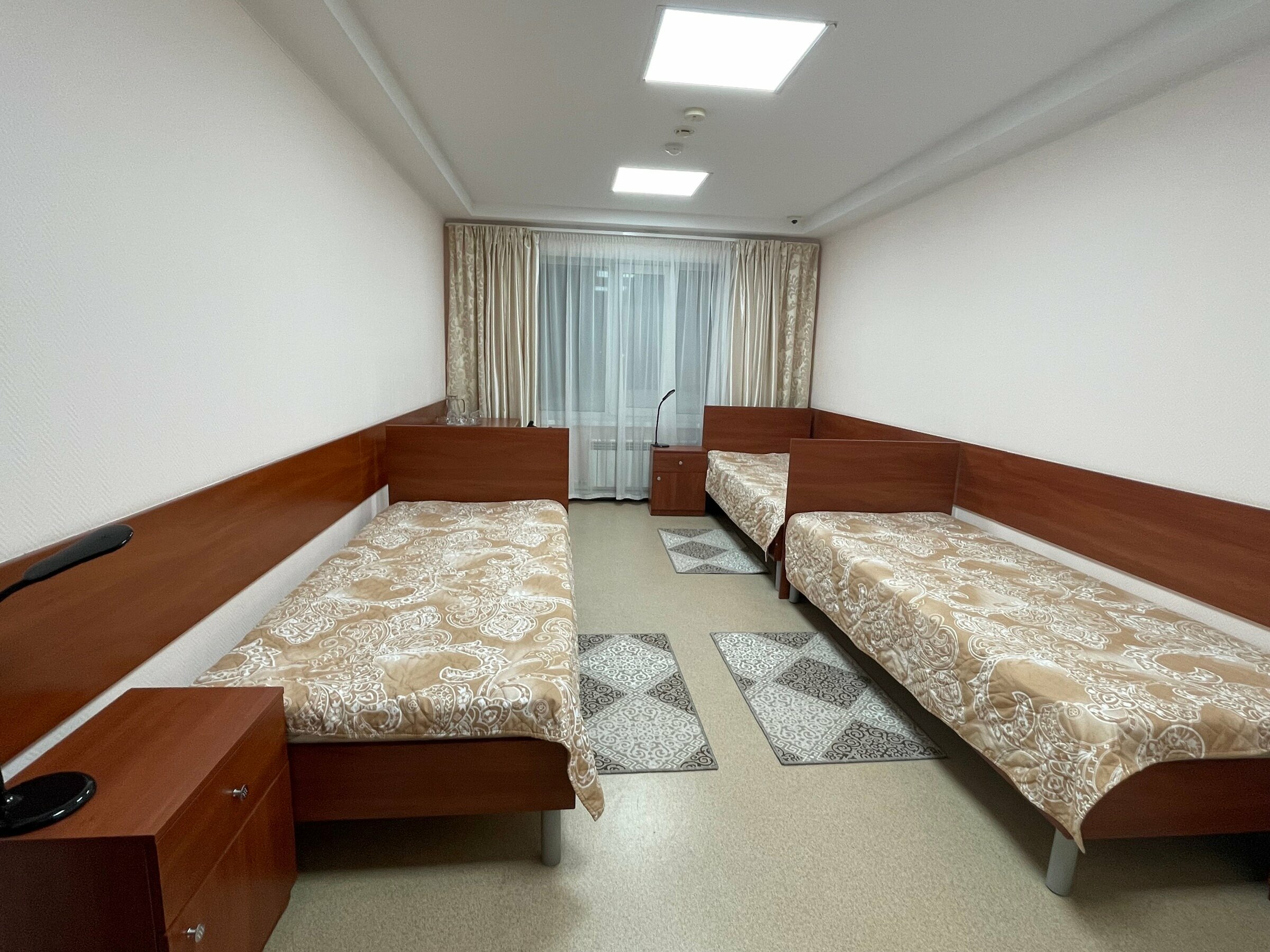 Односпальная кровать в общем номере для мужчин и женщин