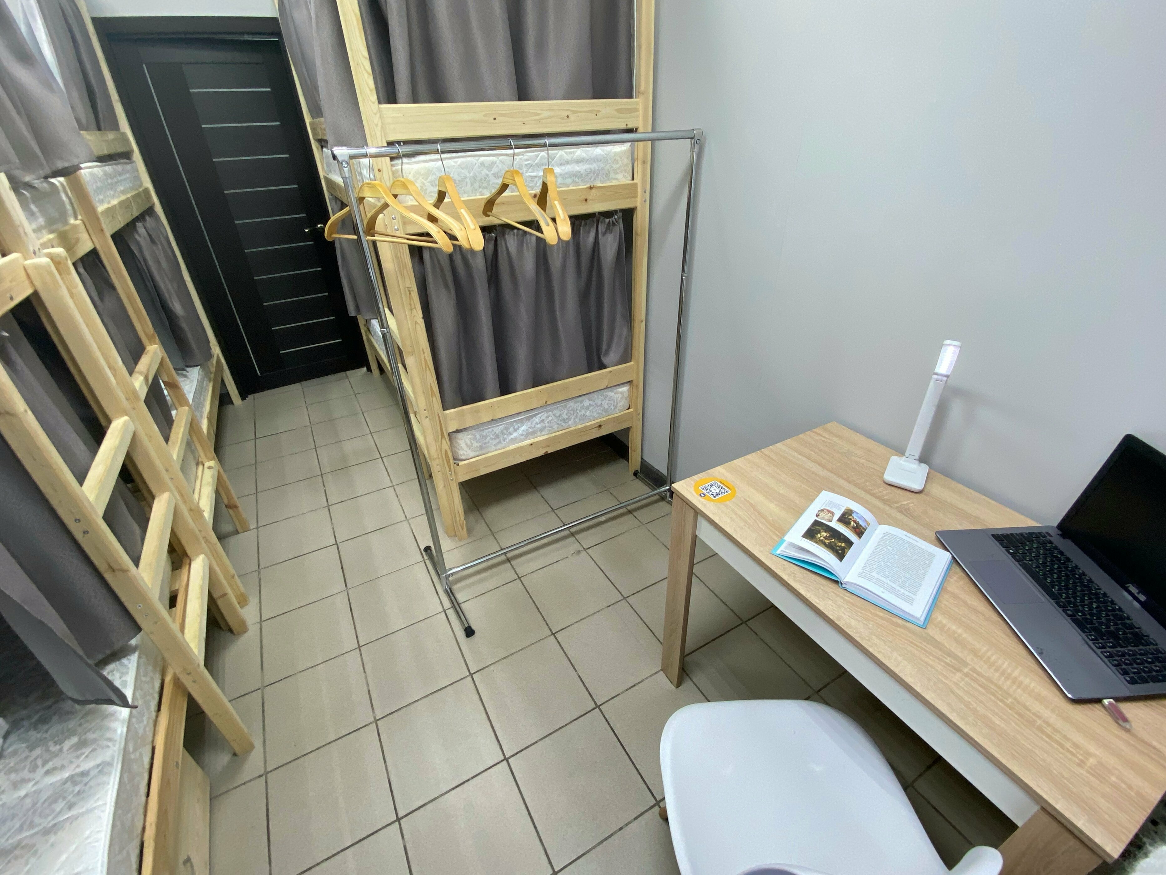 Общий номер для мужчин с 6 кроватями