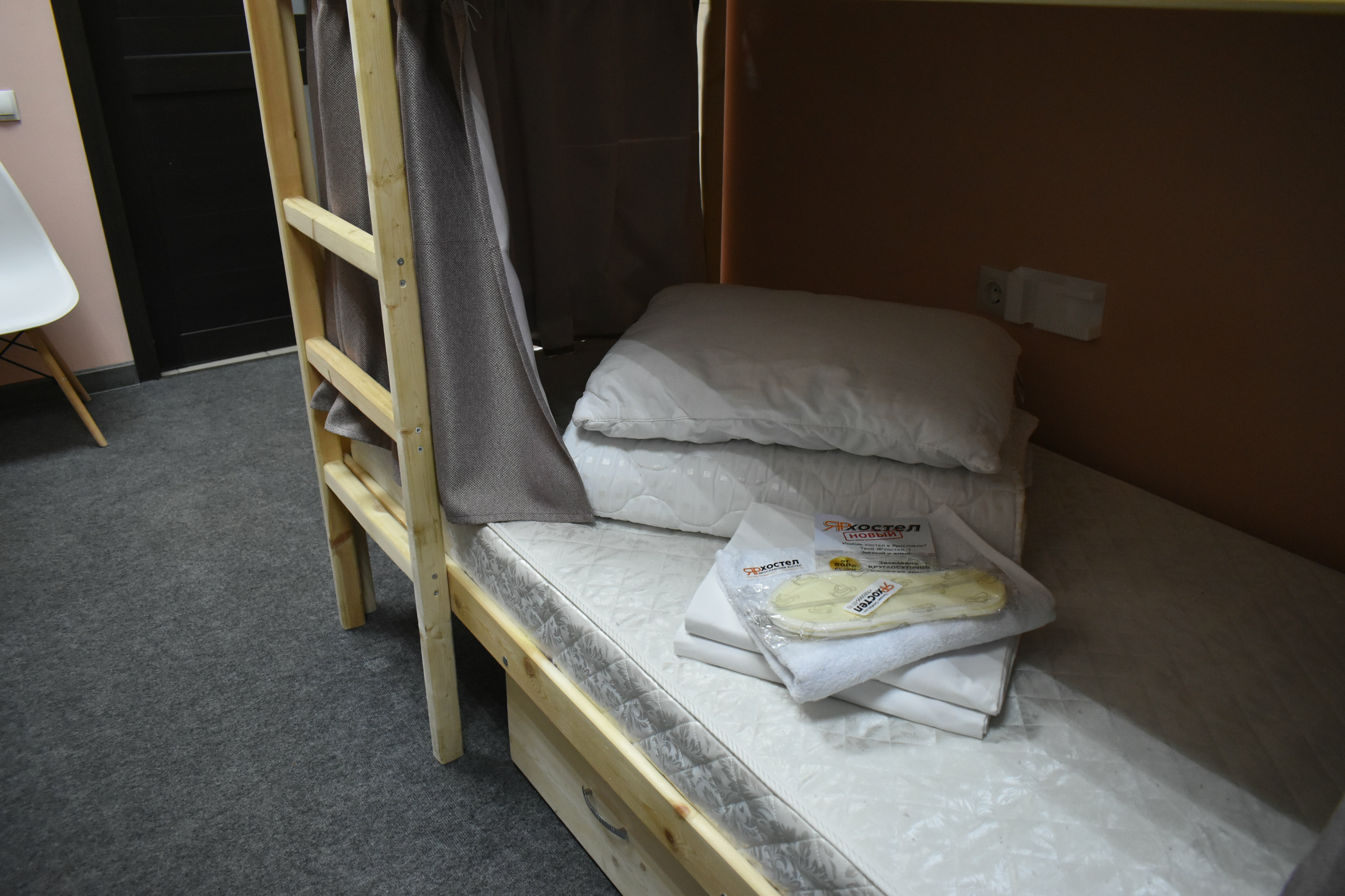 Односпальная кровать в общем мужском номере