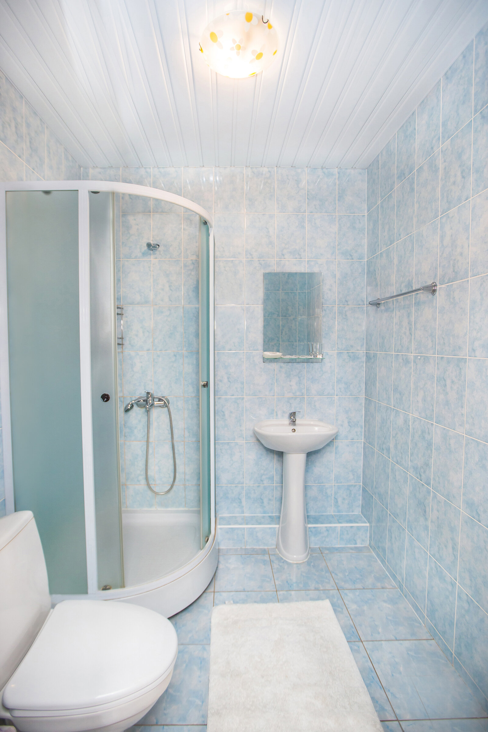 Стандартный двухместный номер с 2 отдельными кроватями и общей ванной комнатой