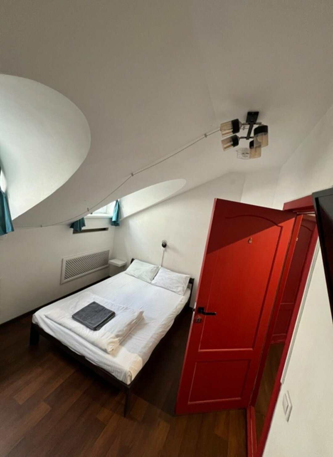 Двухместный номер с двуспальной кроватью и дополнительной кроватью