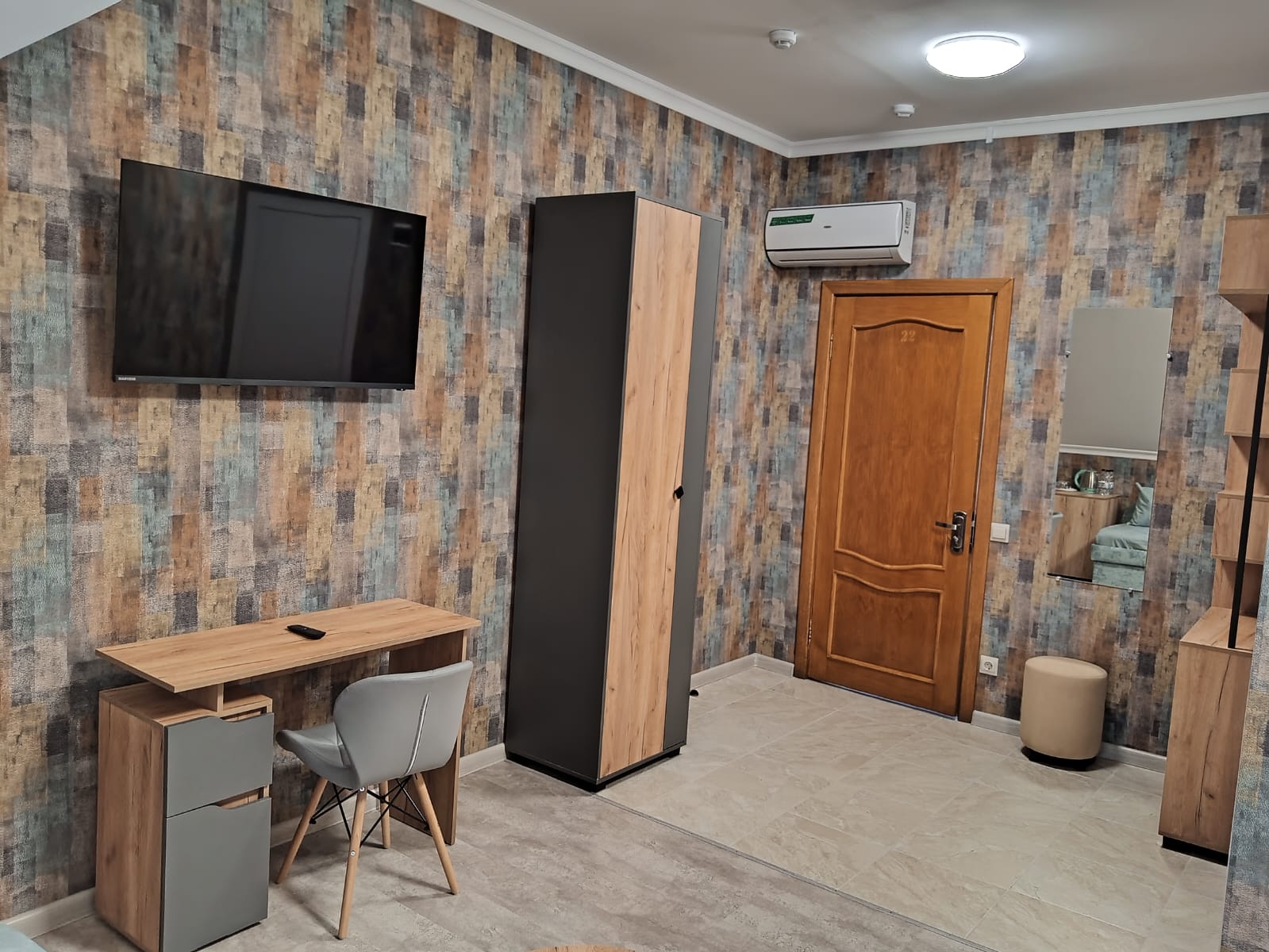 Двухместный номер с двуспальной кроватью и дополнительной кроватью