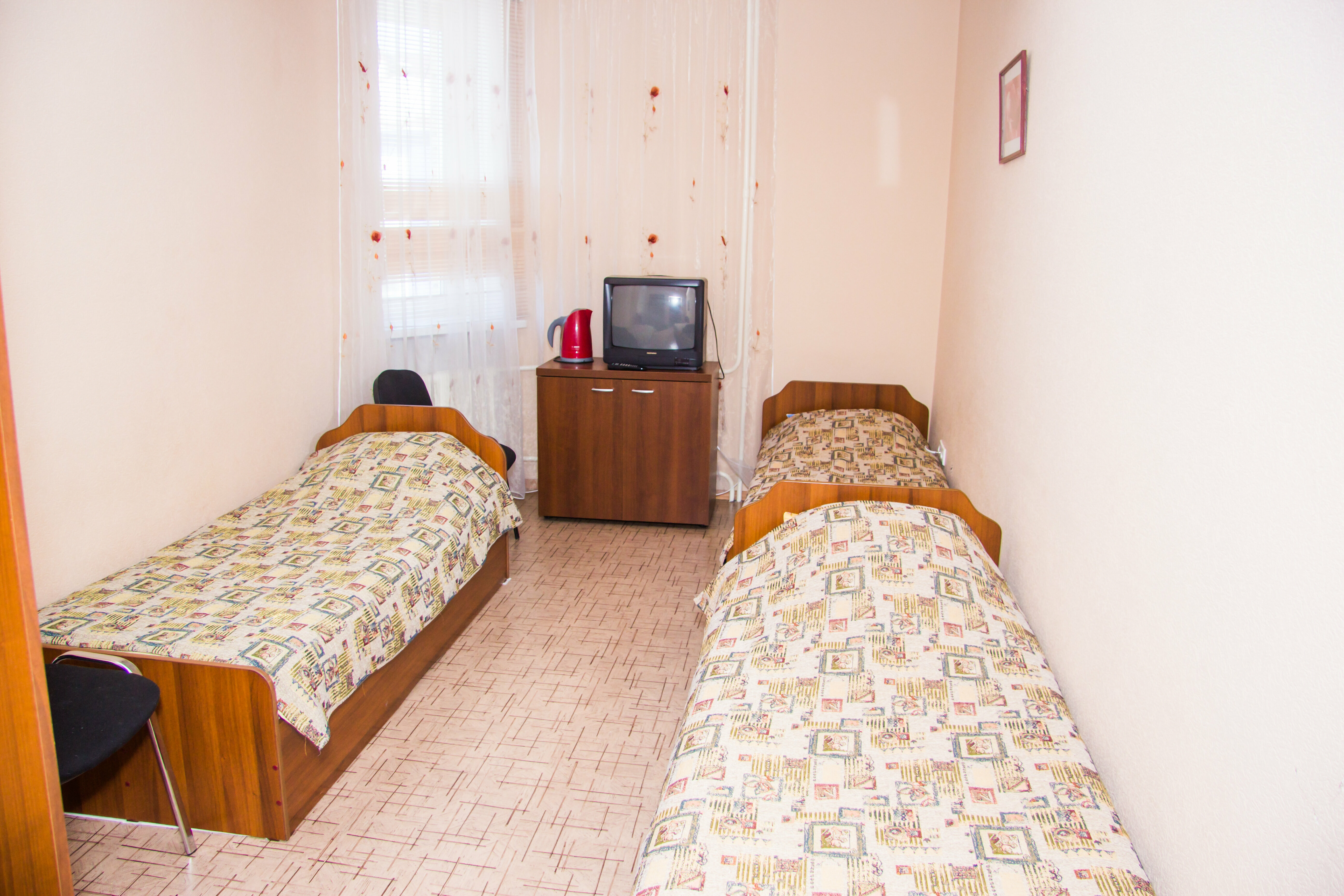 Трехместный номер эконом-класса с общей ванной комнатой