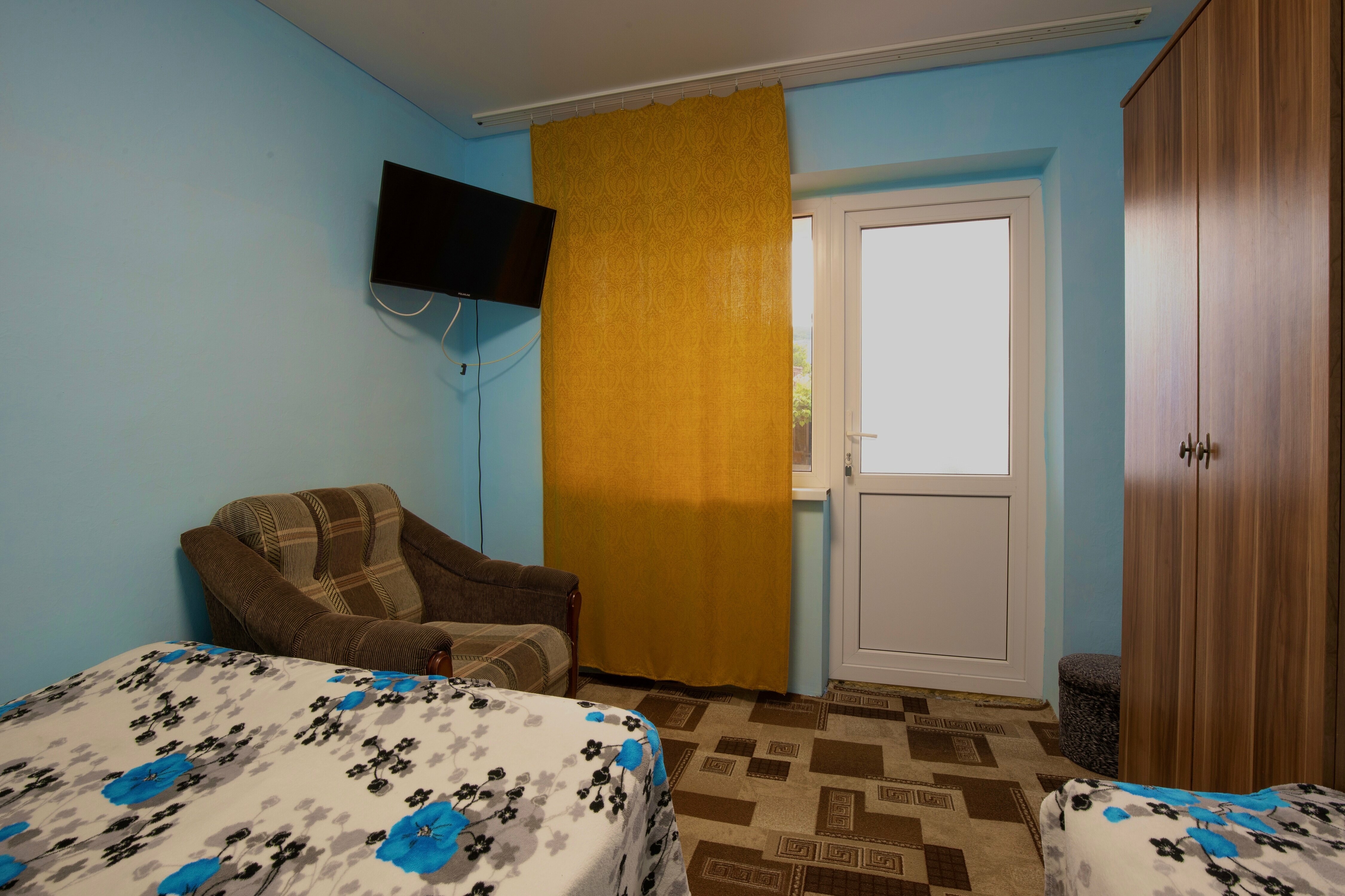 Трехместный номер эконом-класса с общей ванной комнатой