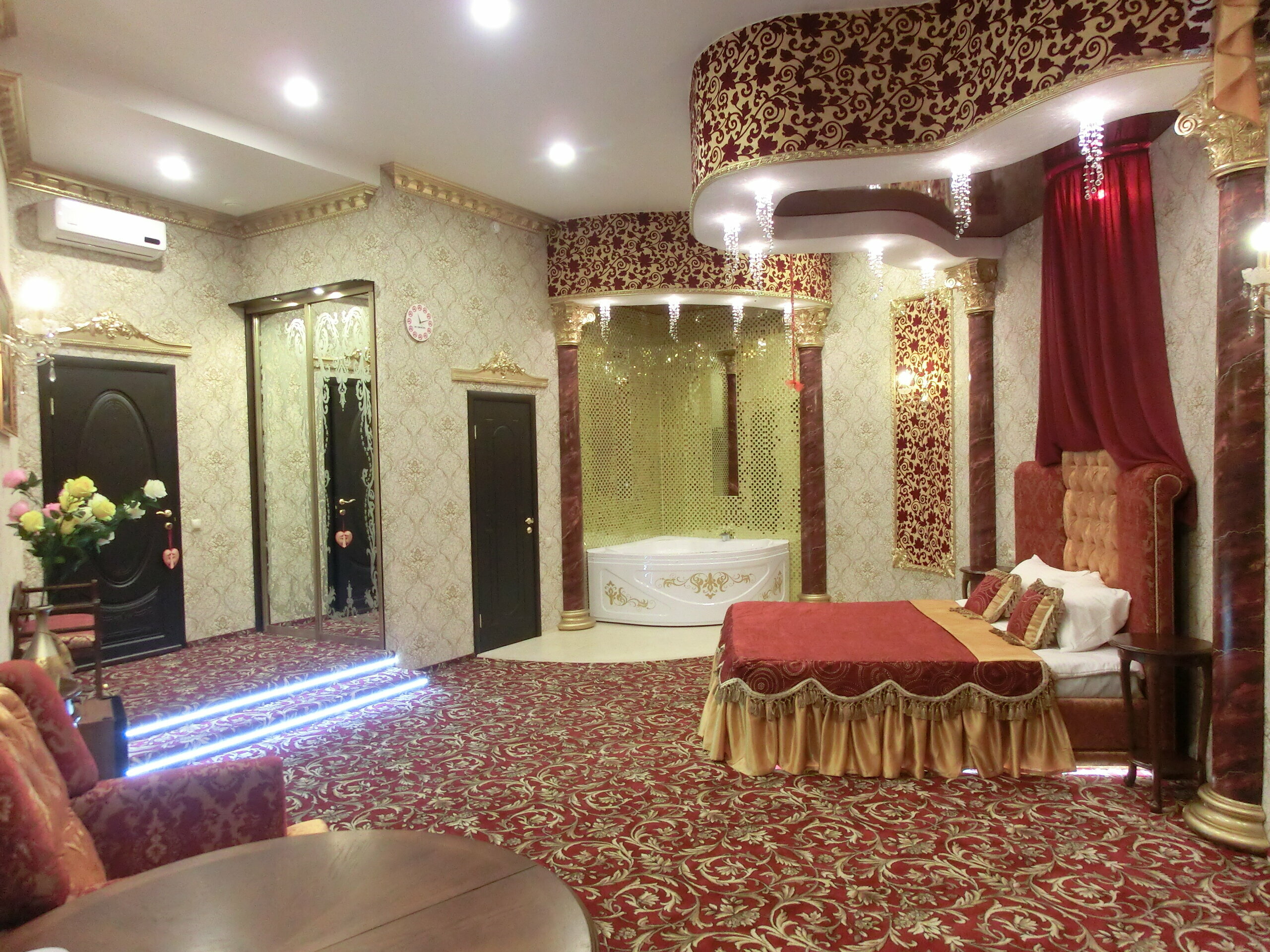 Люкс с кроватью размера "queen-size" и гидромассажной ванной