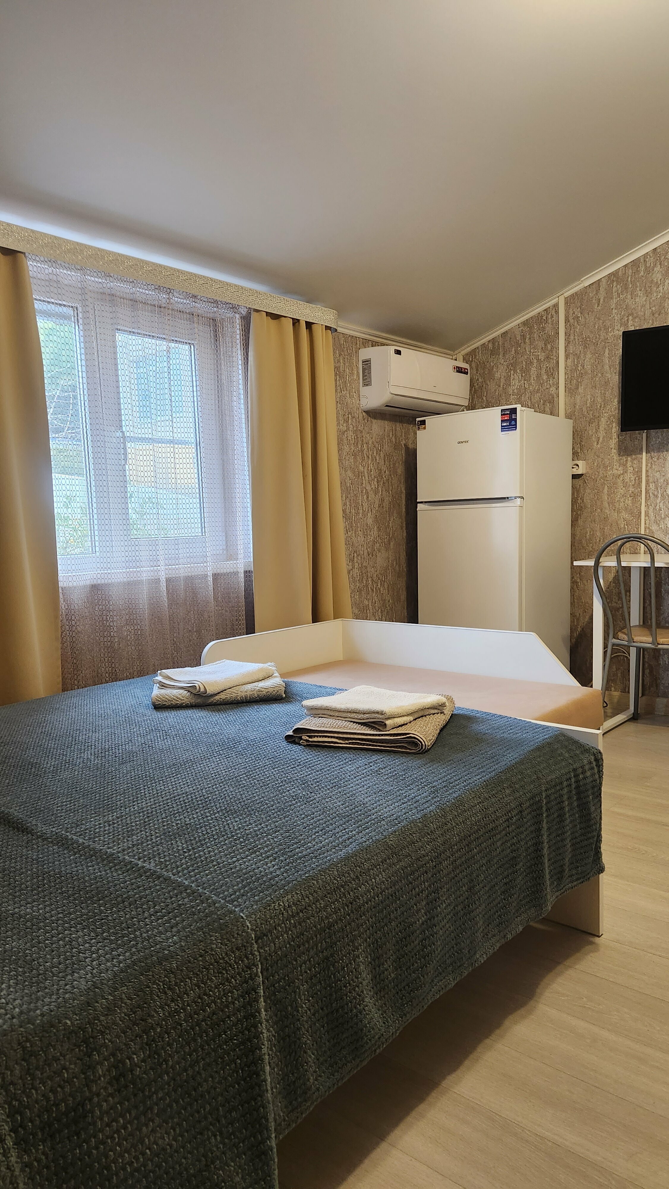 Четырехместный номер эконом-класса с общей ванной комнатой