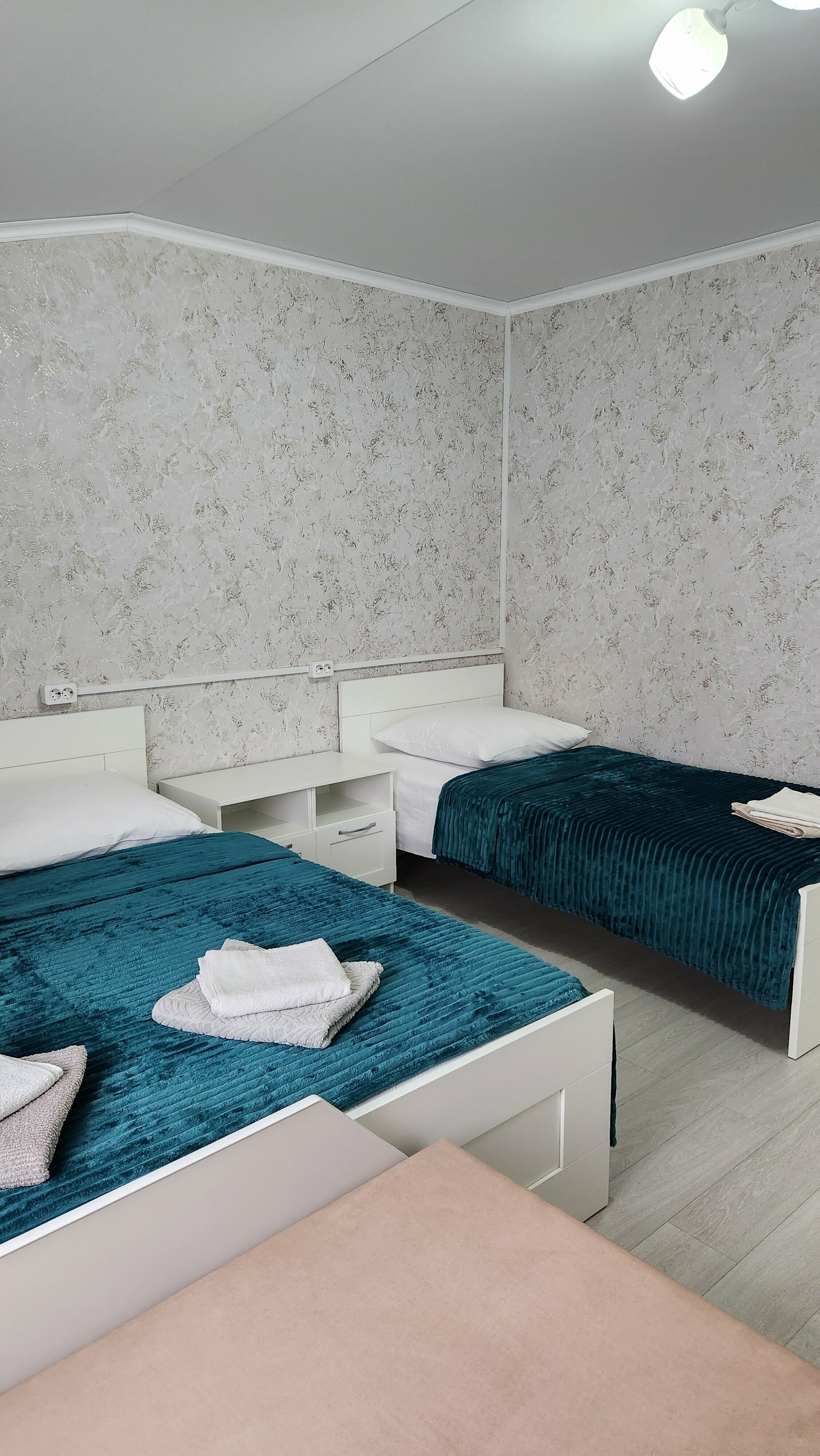 Четырехместный номер с общей ванной комнатой