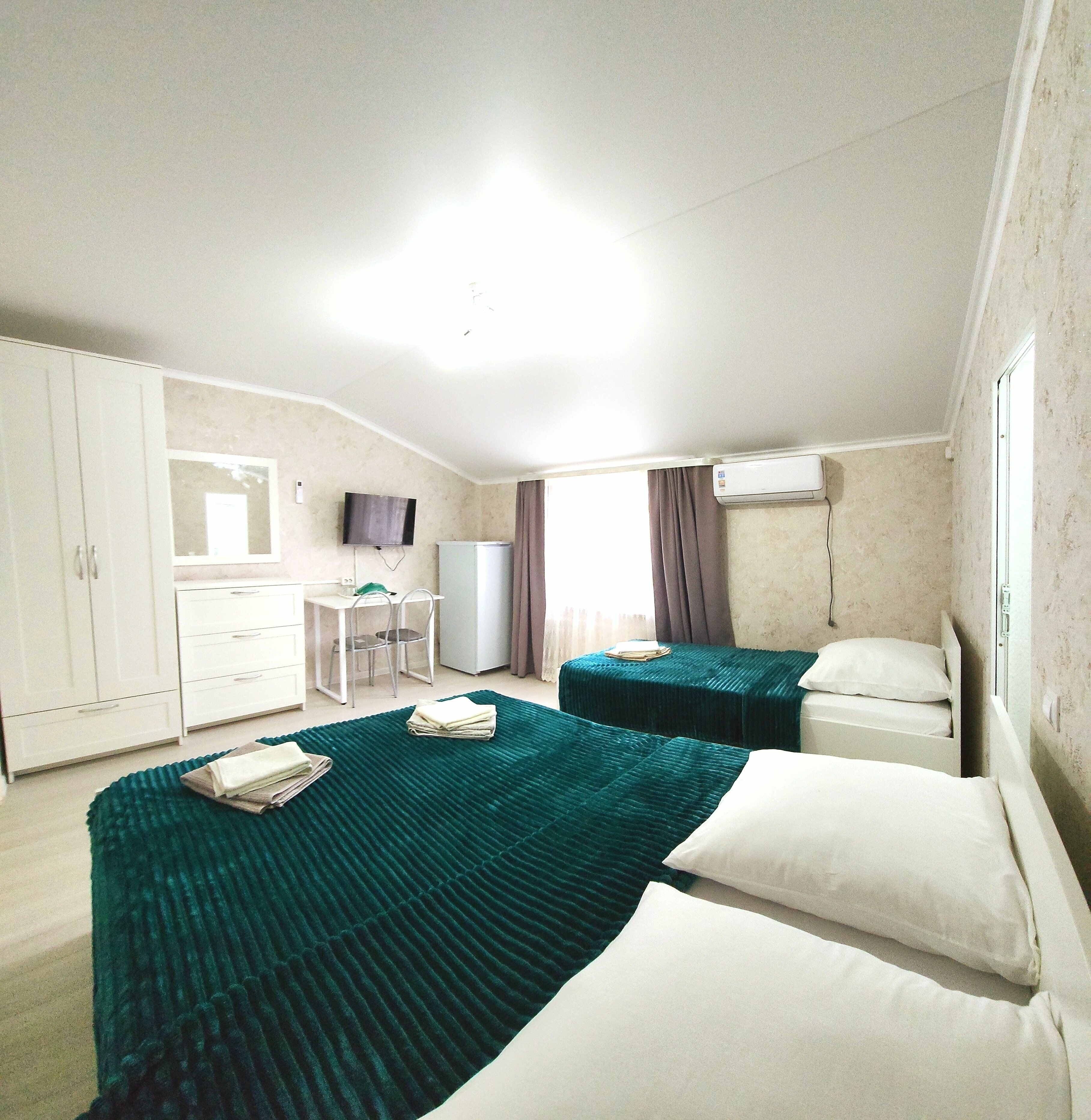 Cемейный номер с собственной ванной комнатой