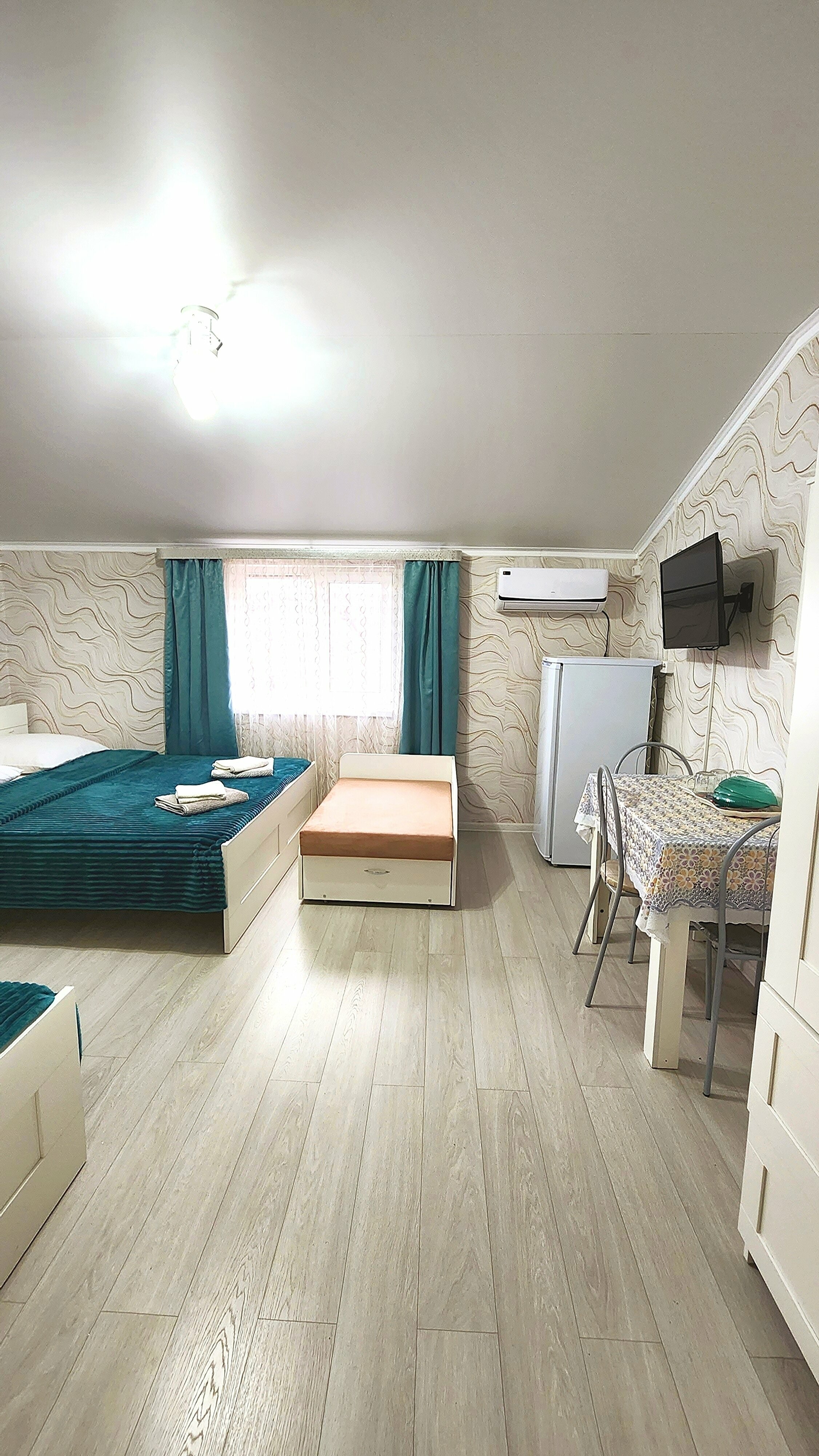 Четырехместный номер эконом-класса с общей ванной комнатой