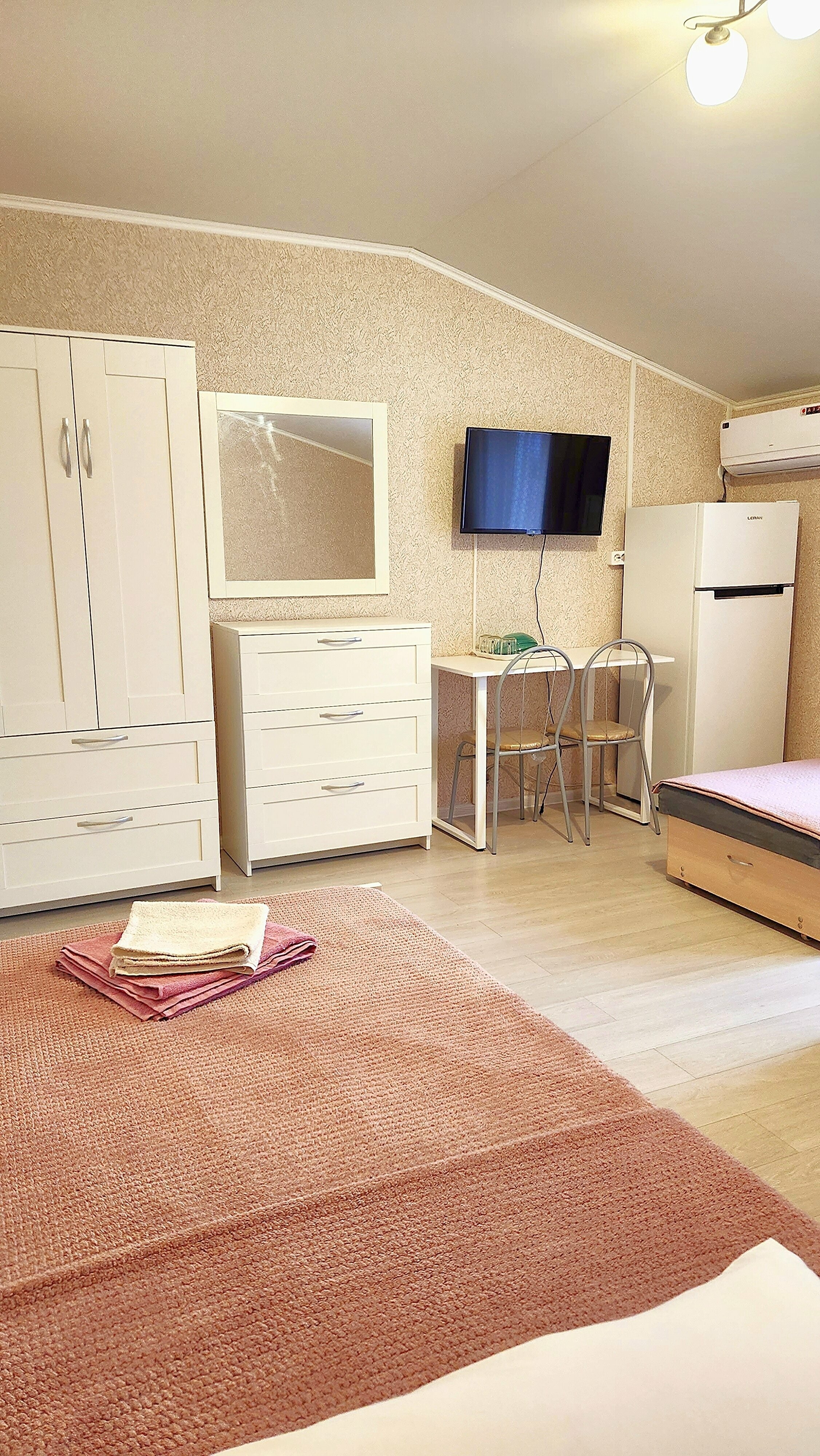 Четырехместный номер с общей ванной комнатой