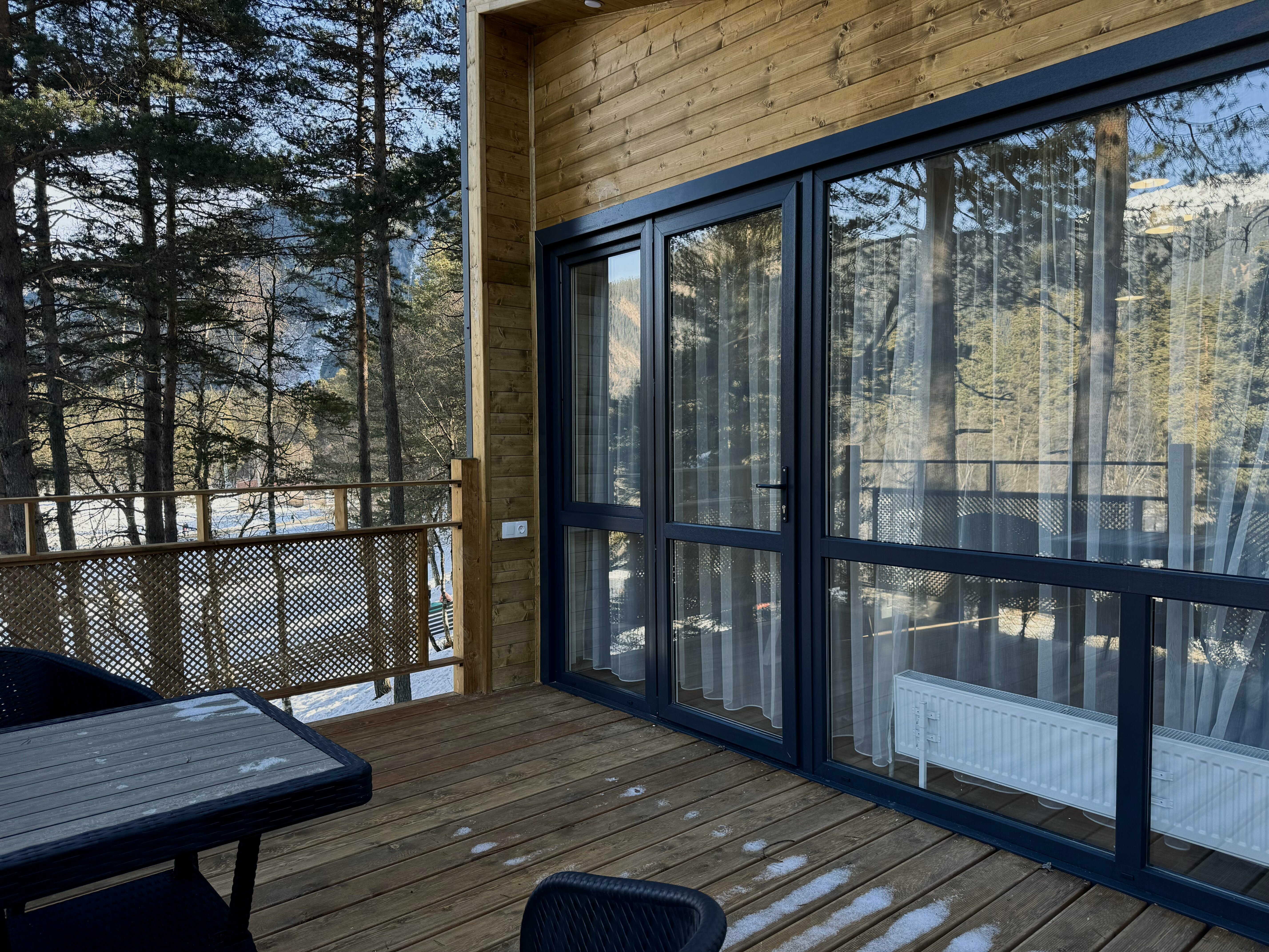 Трехместный номер с видом на горы