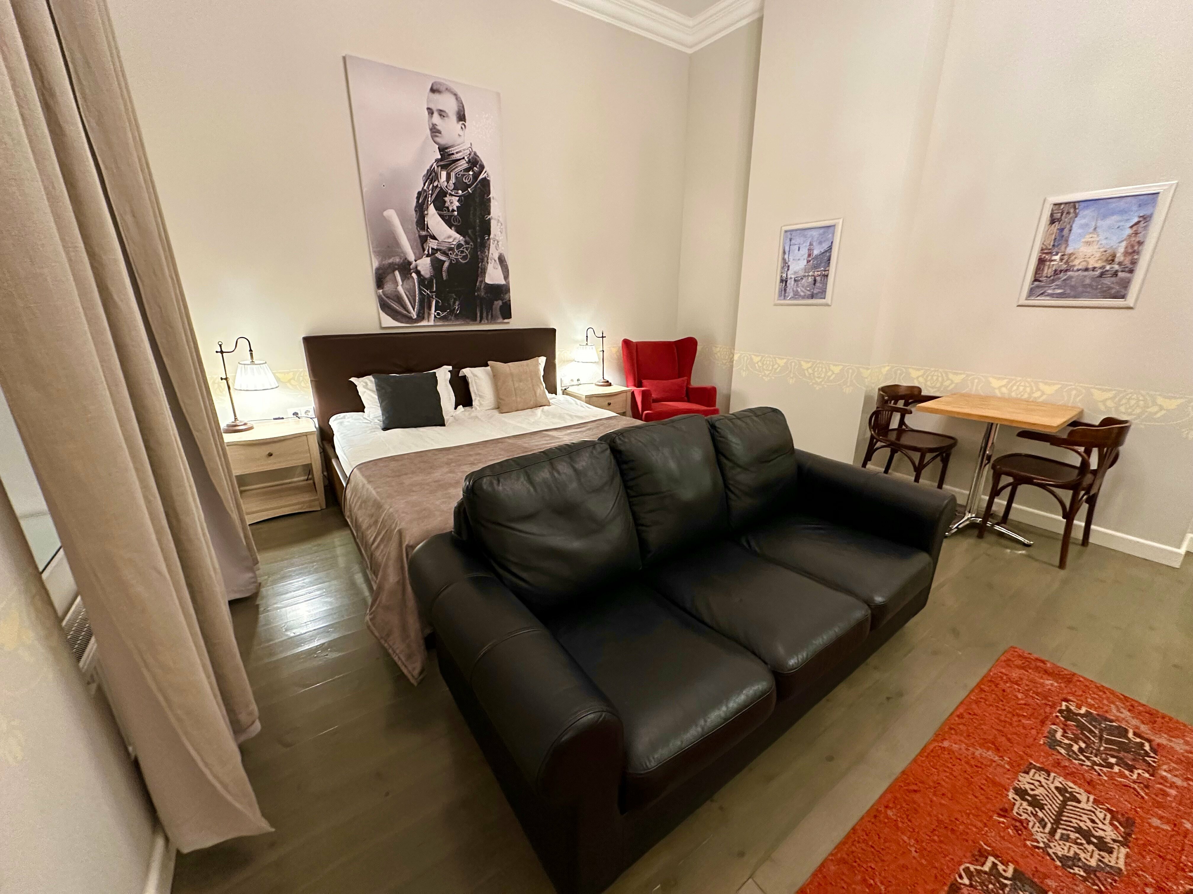 Номер-студия с кроватью размера "king-size" и диван-кроватью