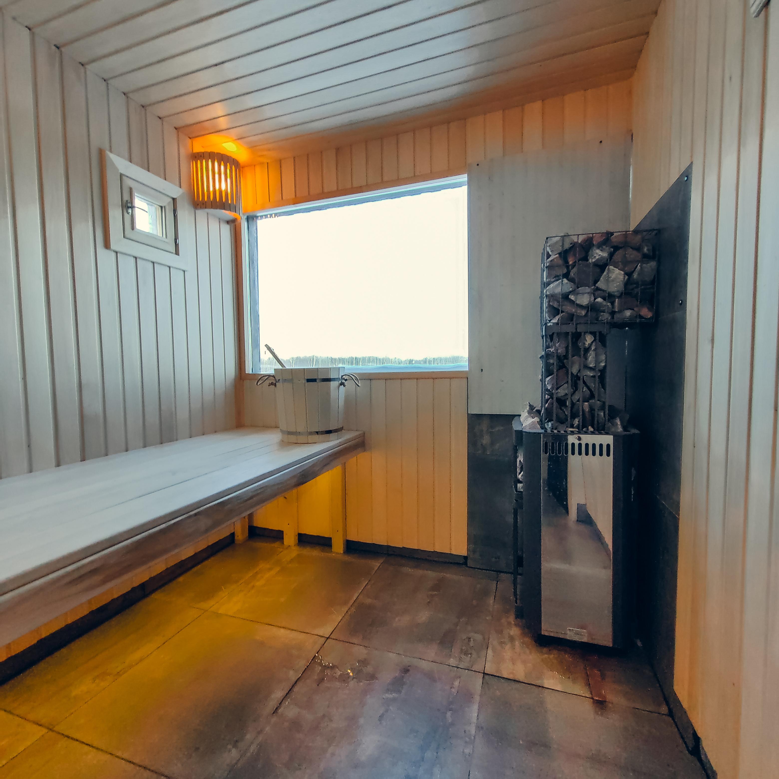 Дом на шесть спальных мест с баней, двумя террасами и видом на озеро