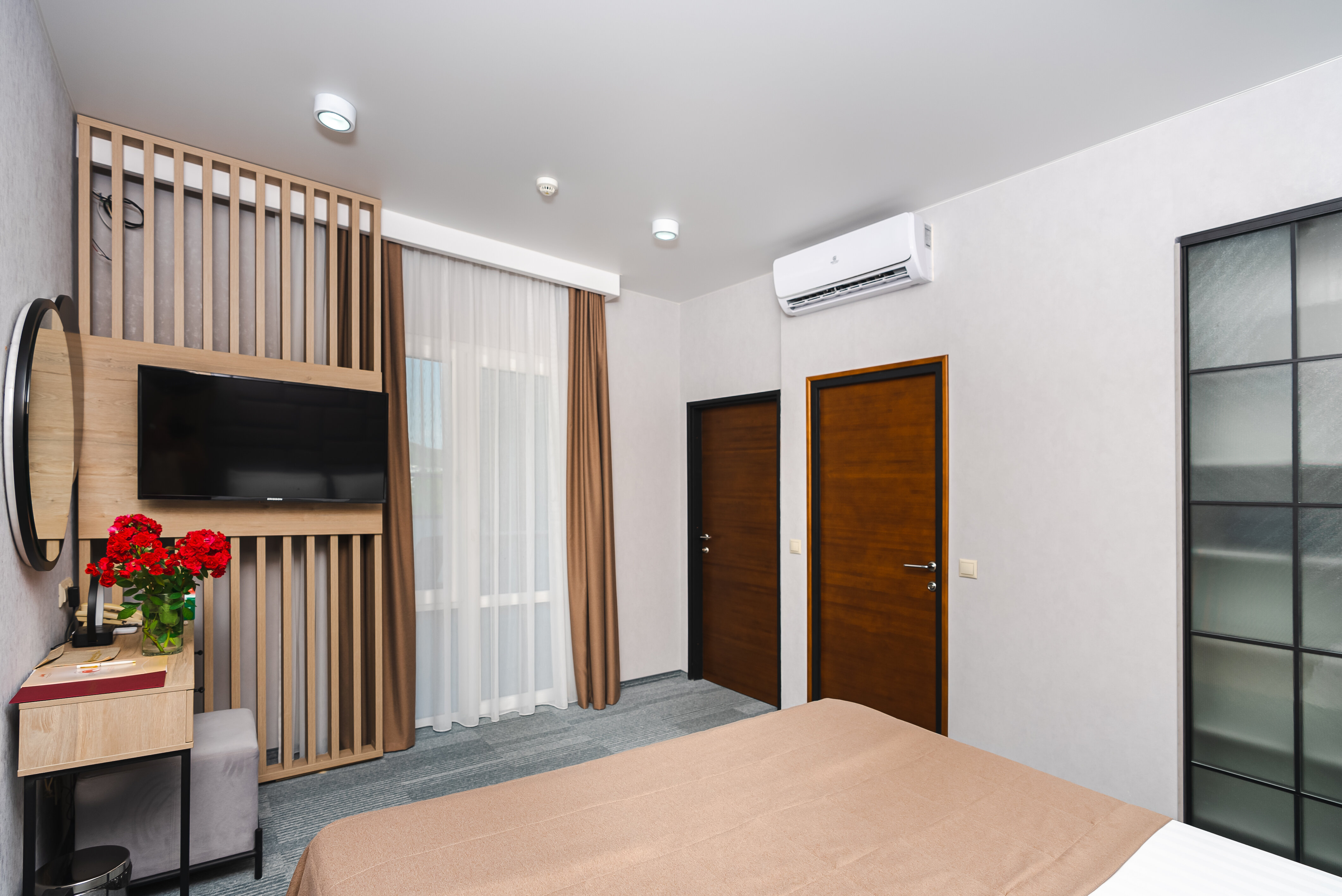 «Люкс» — номер двухкомнатный, двухместный