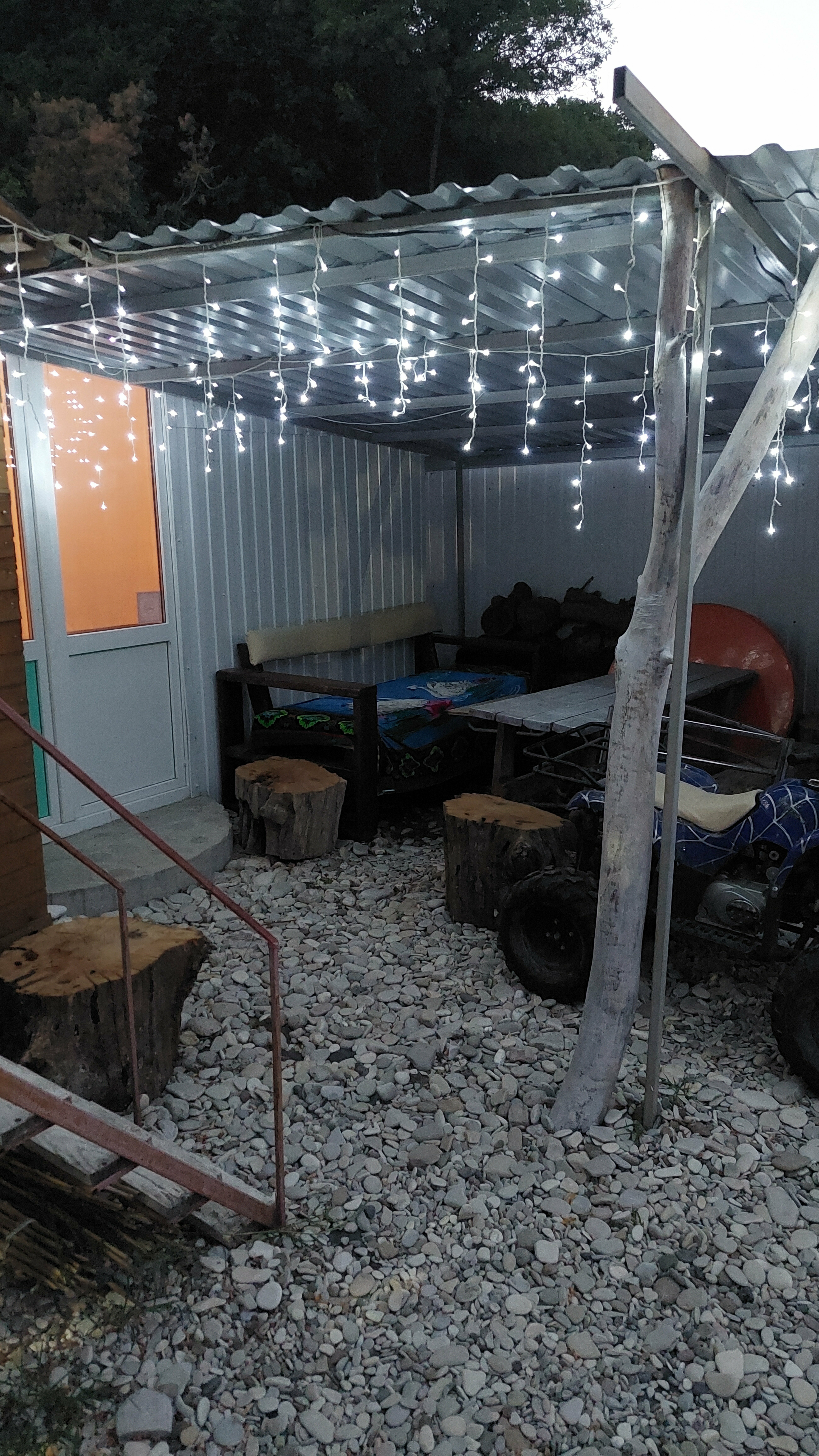 Домик с беседкой  3х.мест. с удобствами на улице