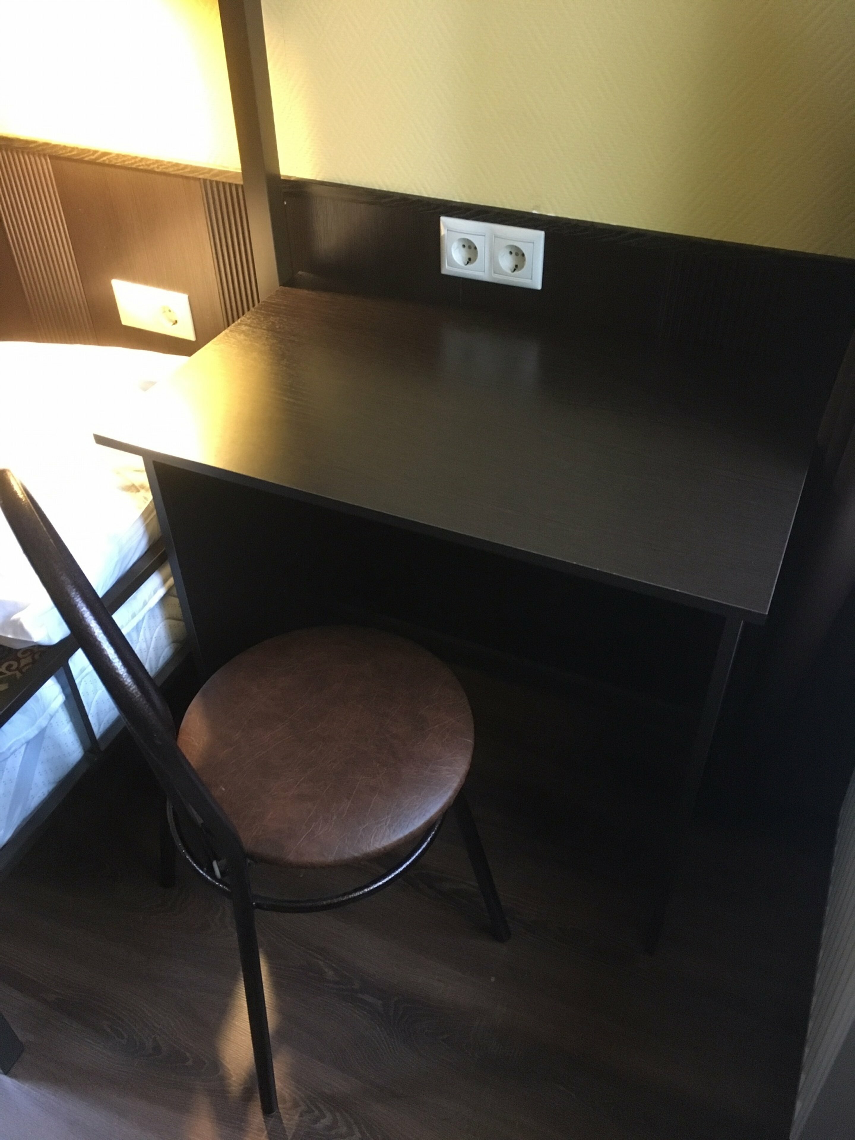 Спальное место на двухъярусной кровати в общем номере для мужчин