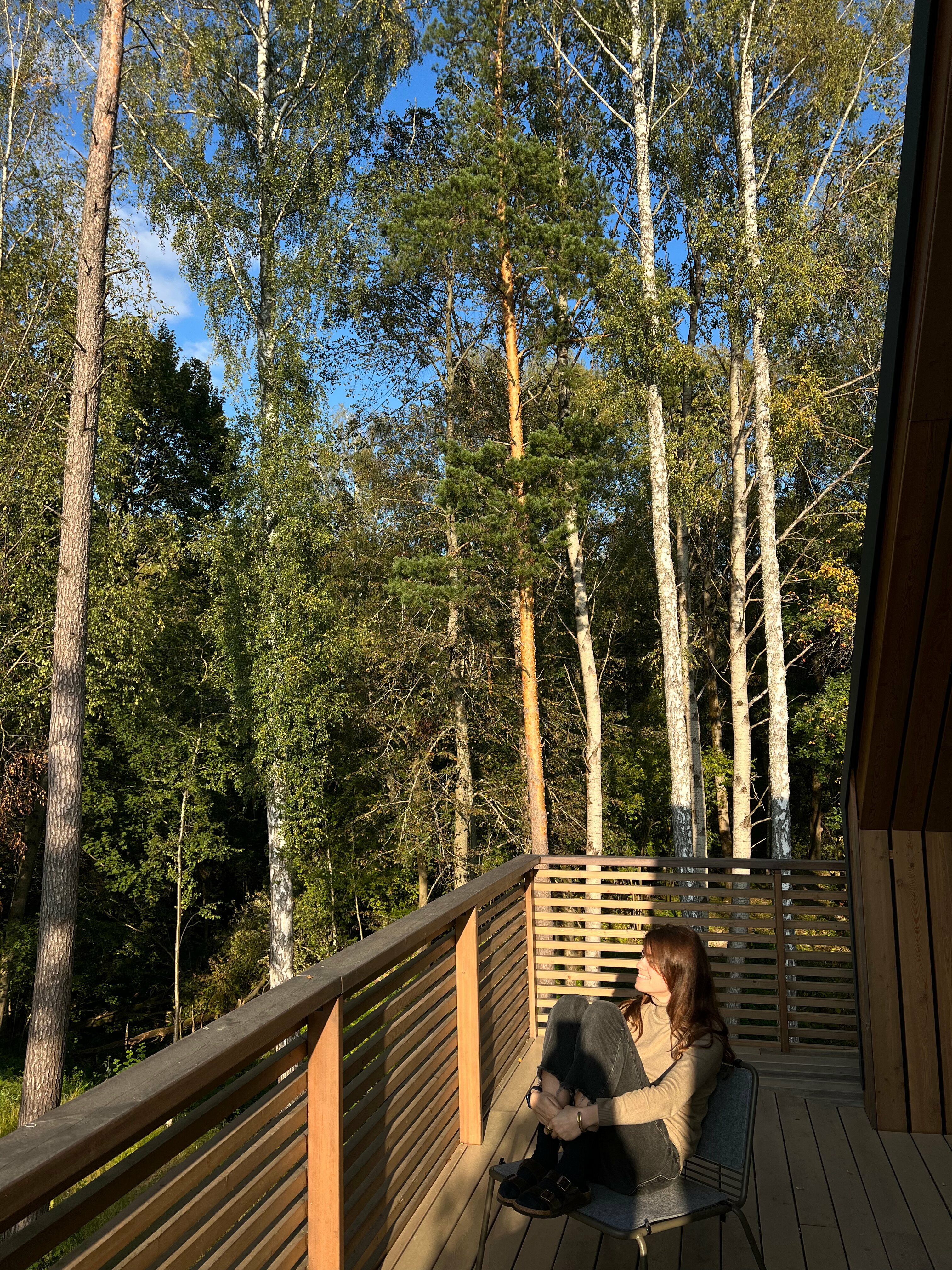 средний номер с кроватью queen size, ванной комнатой с душем, видом на лес и террасой