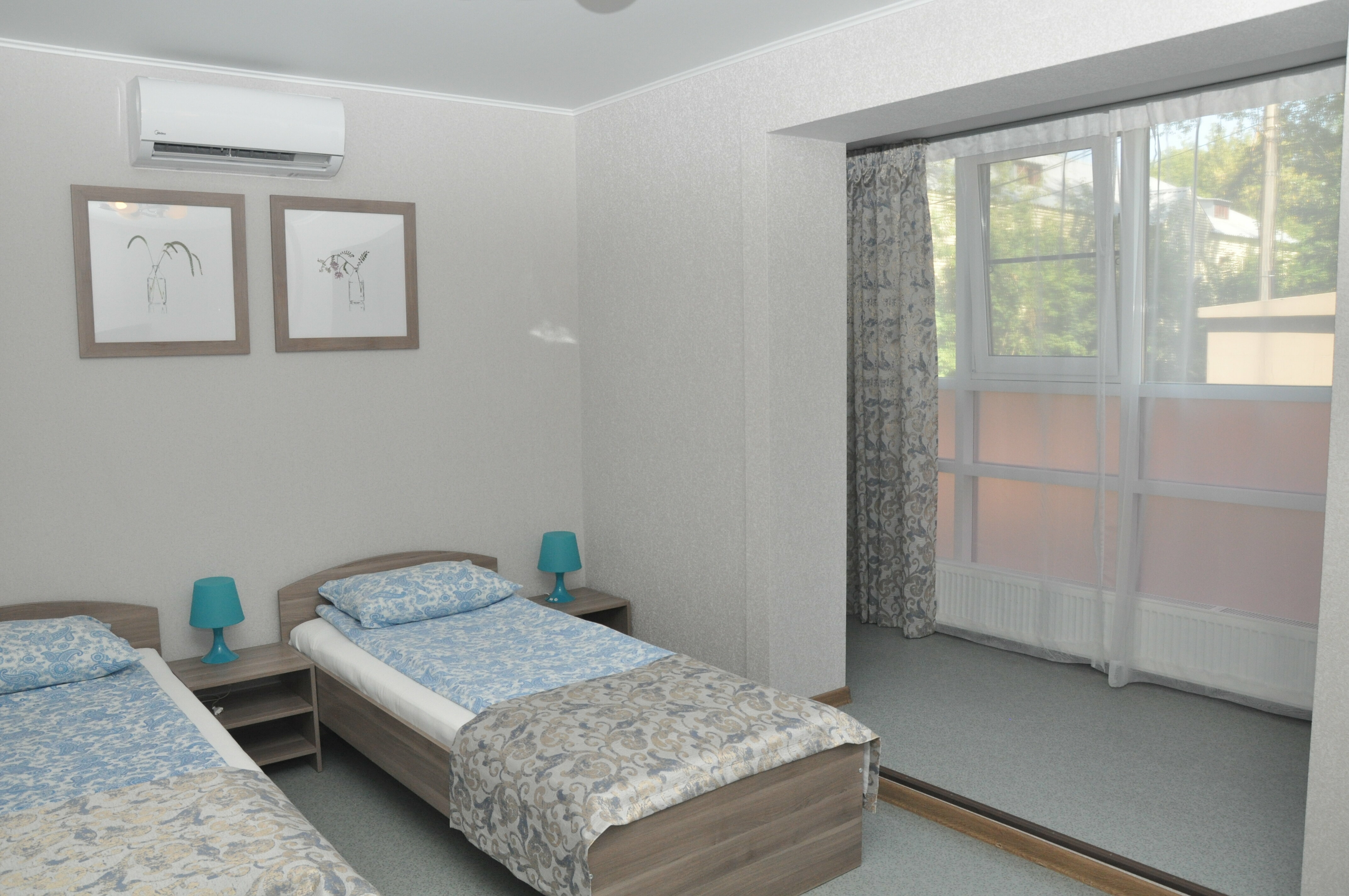 Трехместный номер с двуспальной и односпальной кроватями с кухней