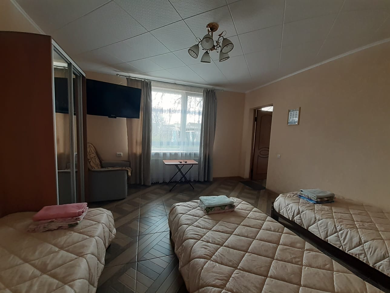 Трехместный номер с общей ванной комнатой