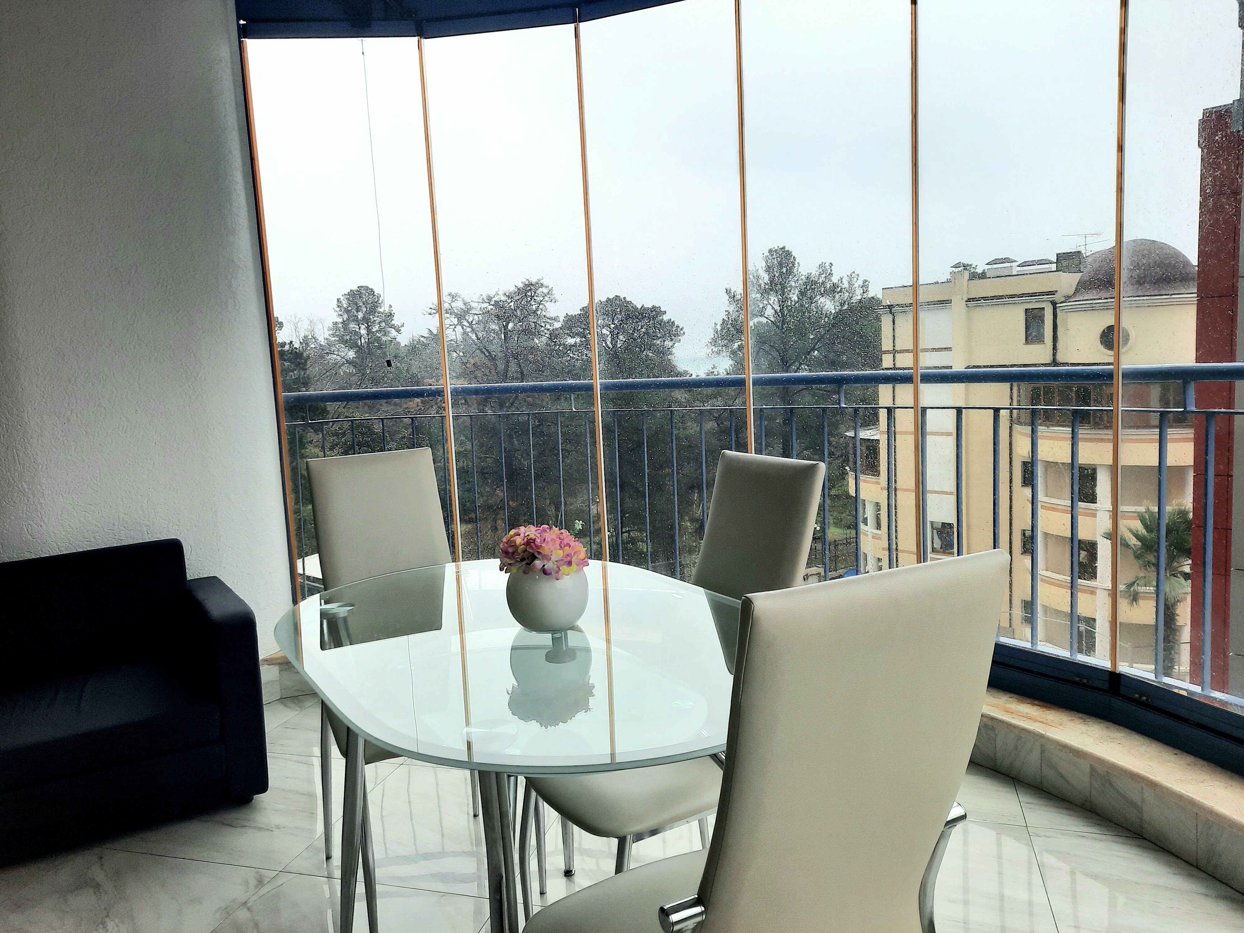 Семейный номер с боковым видом на море