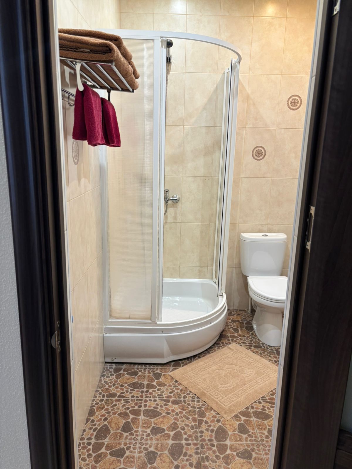 Четырехместный номер стандарт с двумя раздельными кроватями и двухместным диваном