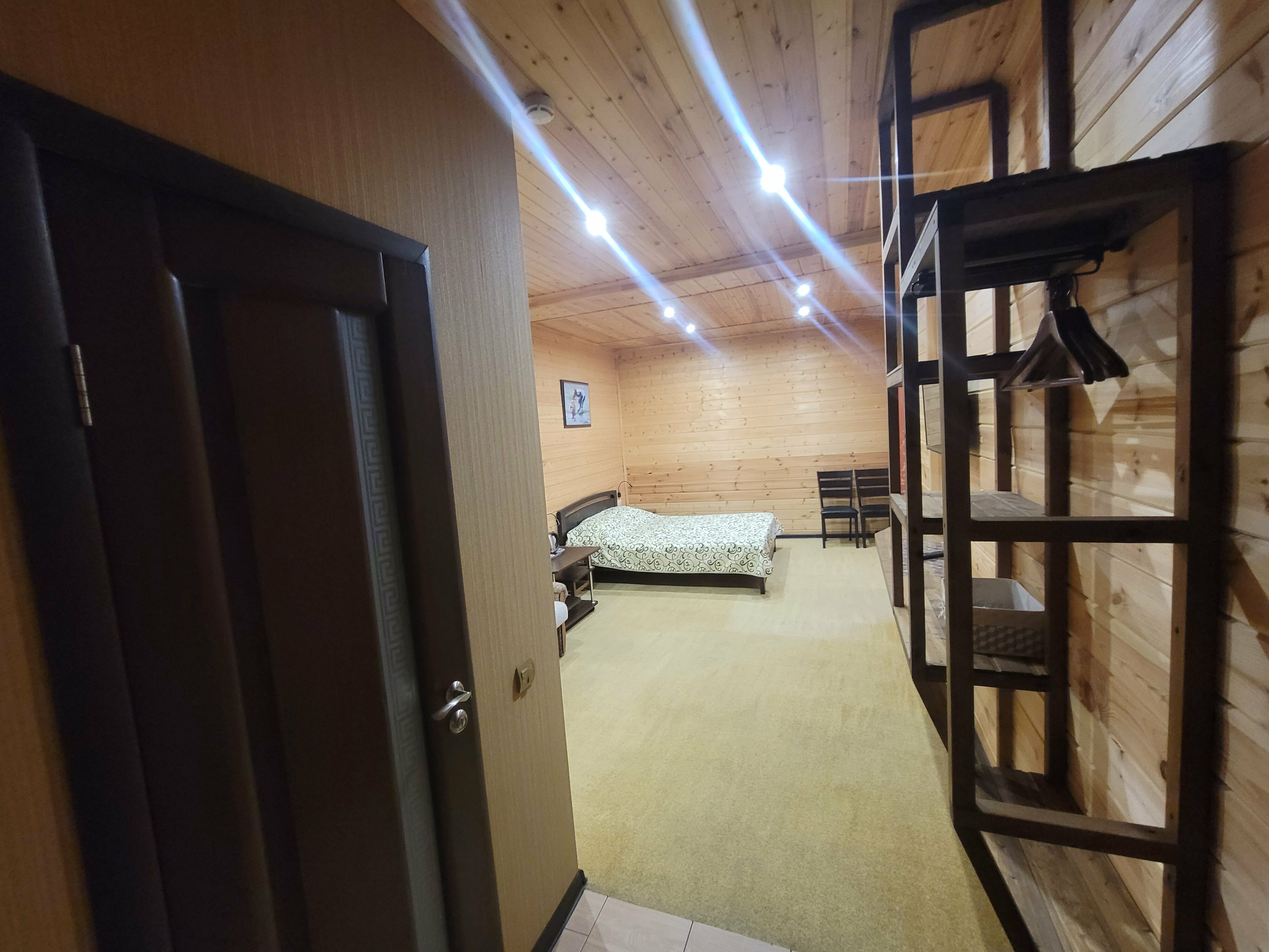 Двухместный номер с двуспальной кроватью и дополнительной кроватью