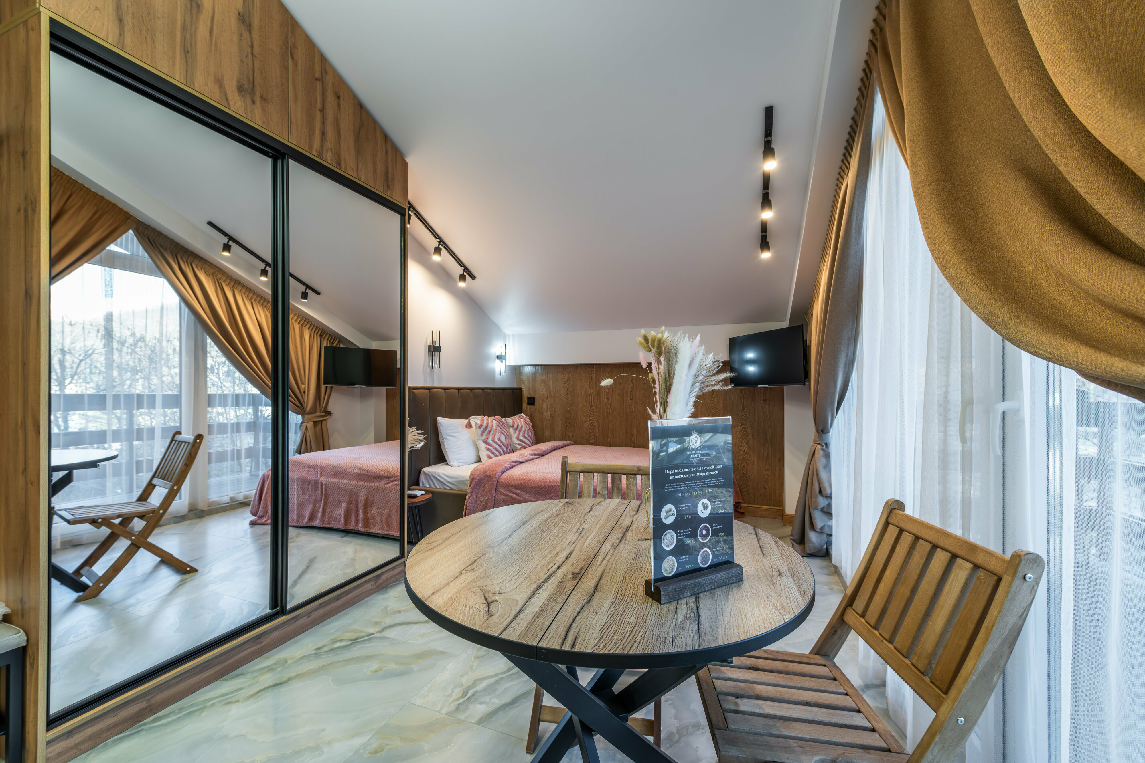 Дизайн-Студия «Эпик House» с балконом 21 м2