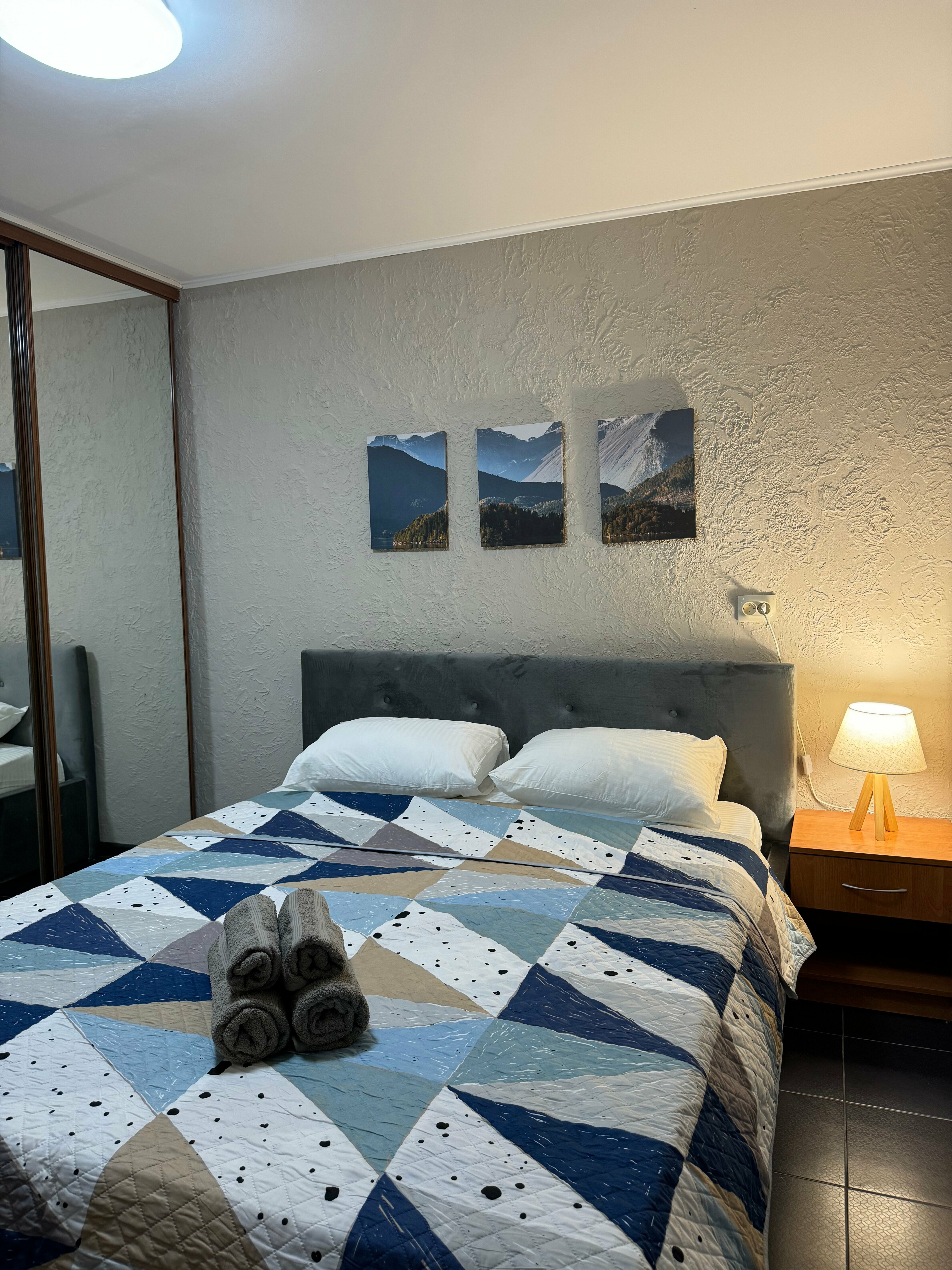 Улучшенный 2ух местный номер с 1 большой кроватью  и удобствами .